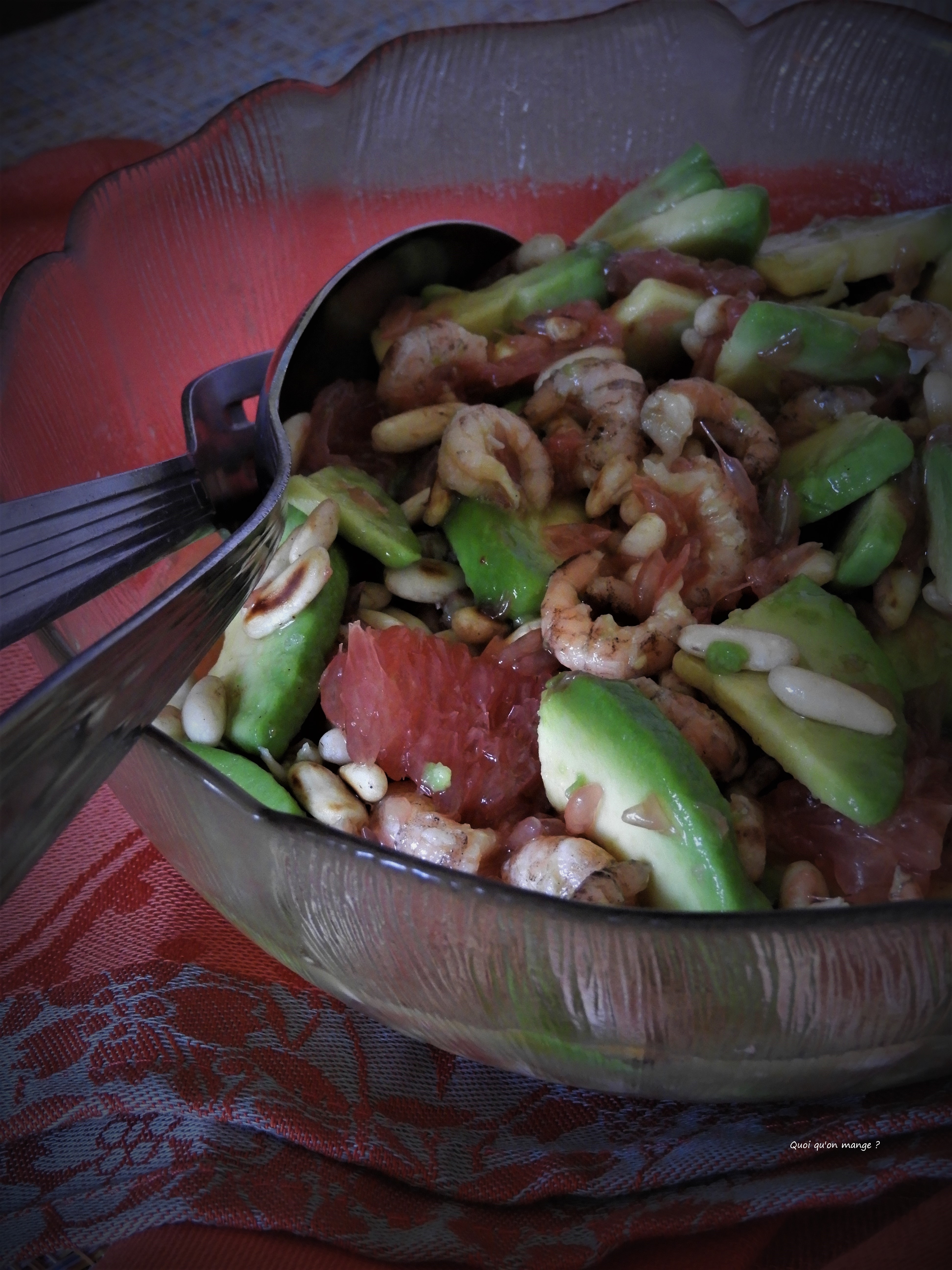 Salade d'avocat, pamplemousse rose et crevettes roses