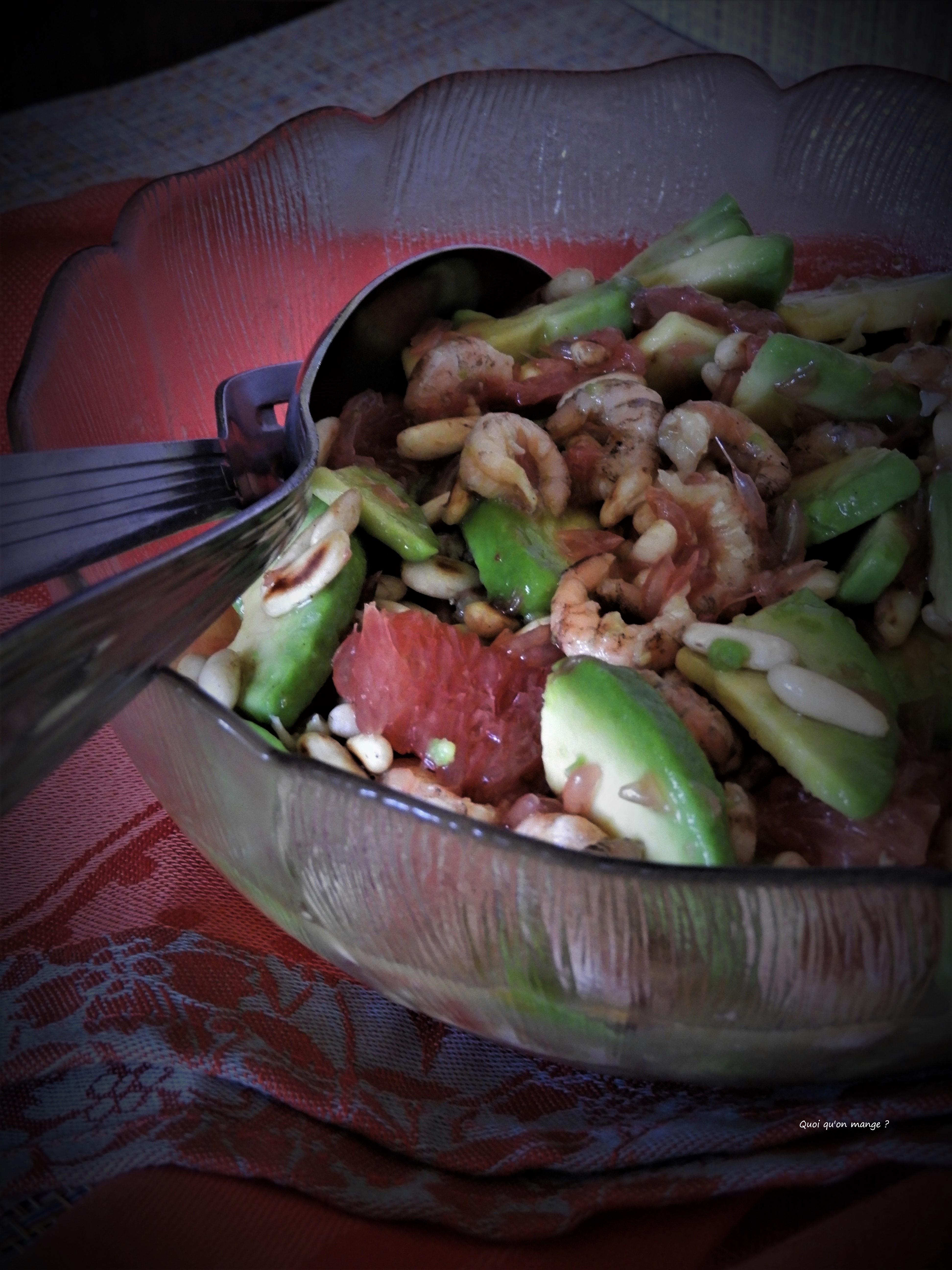 Salade d'avocat, pamplemousse rose et crevettes roses