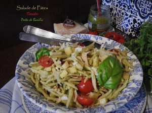 Salade de pâtes au pesto de basilic, tomates et&nbsp;emmental