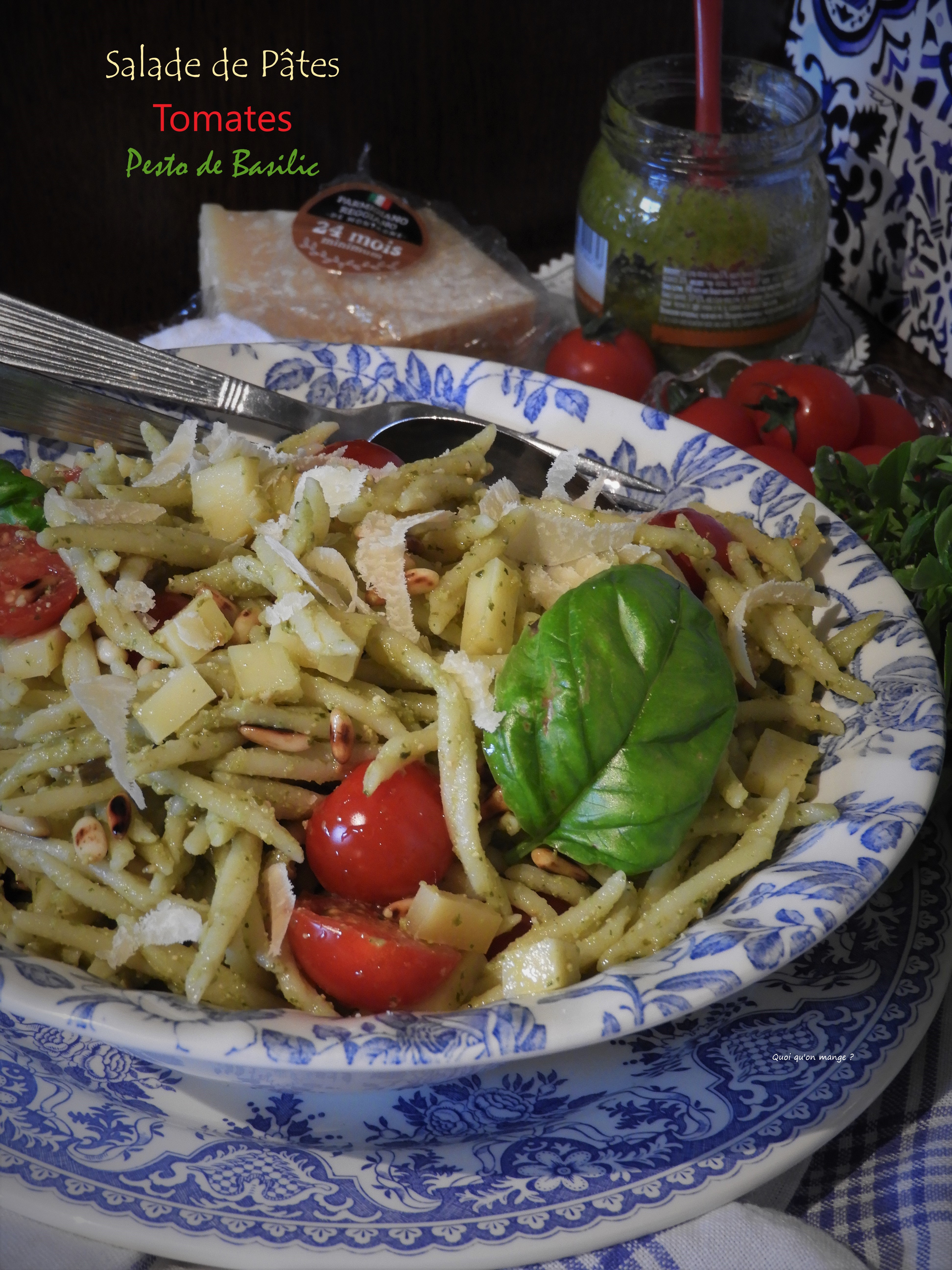 Salade de pâtes aux pesto de basilic, tomates et emmental