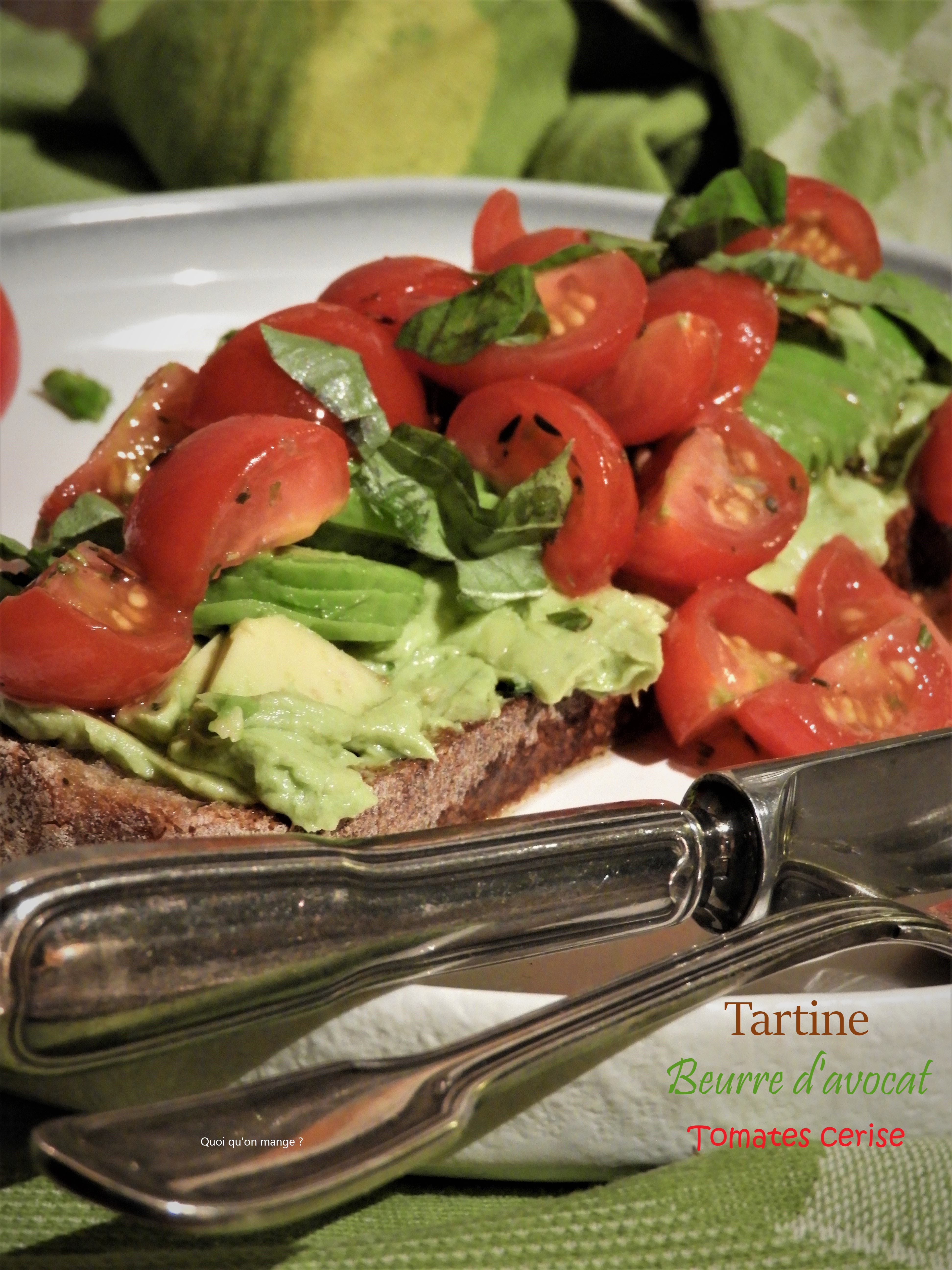 Tartine au beurre d'avocat et tomates cerise