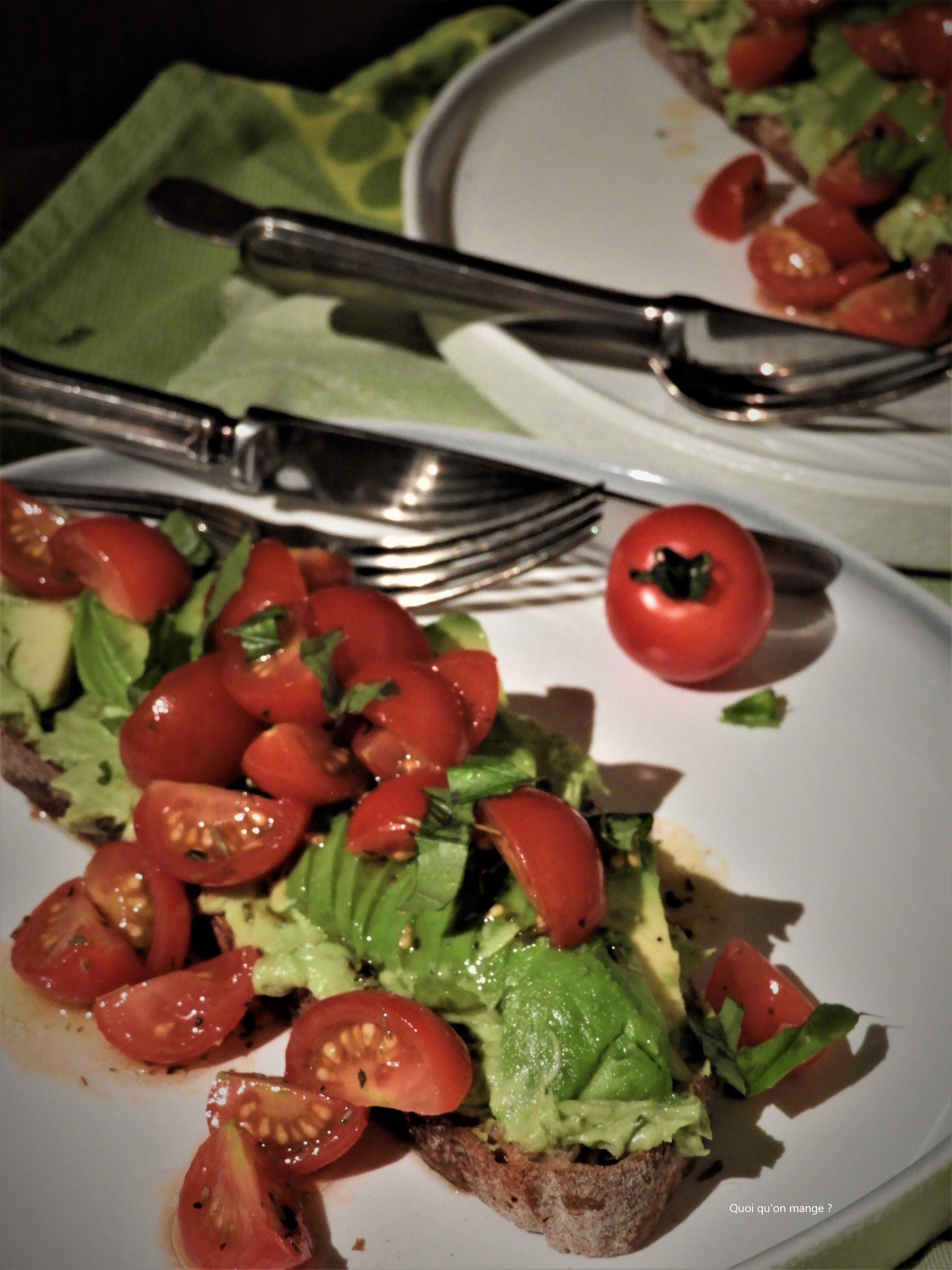 Tartine au beurre d'avocat et tomates cerise