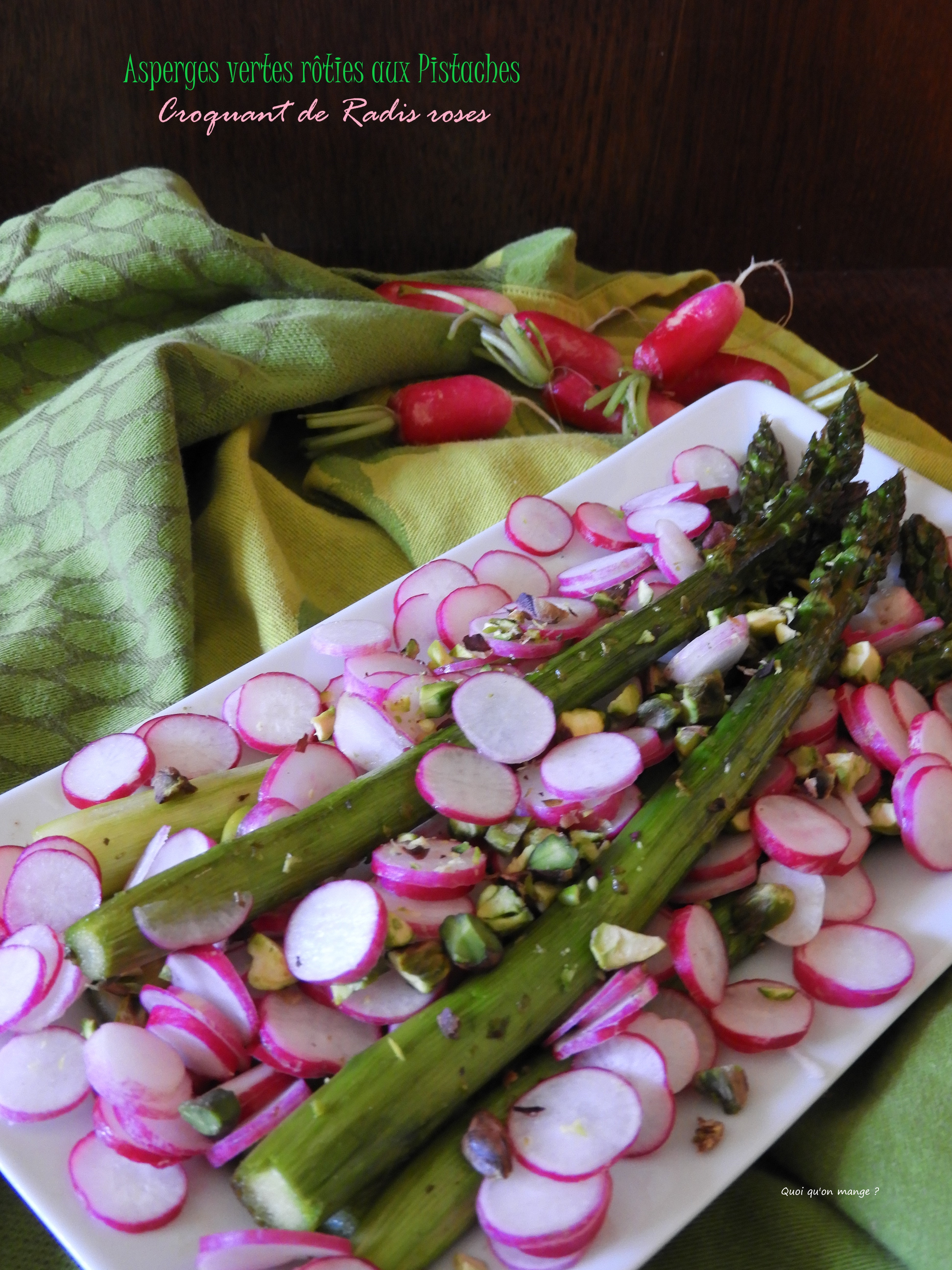 Asperges vertes rĂŽties aux pistaches, croquant de radis roses