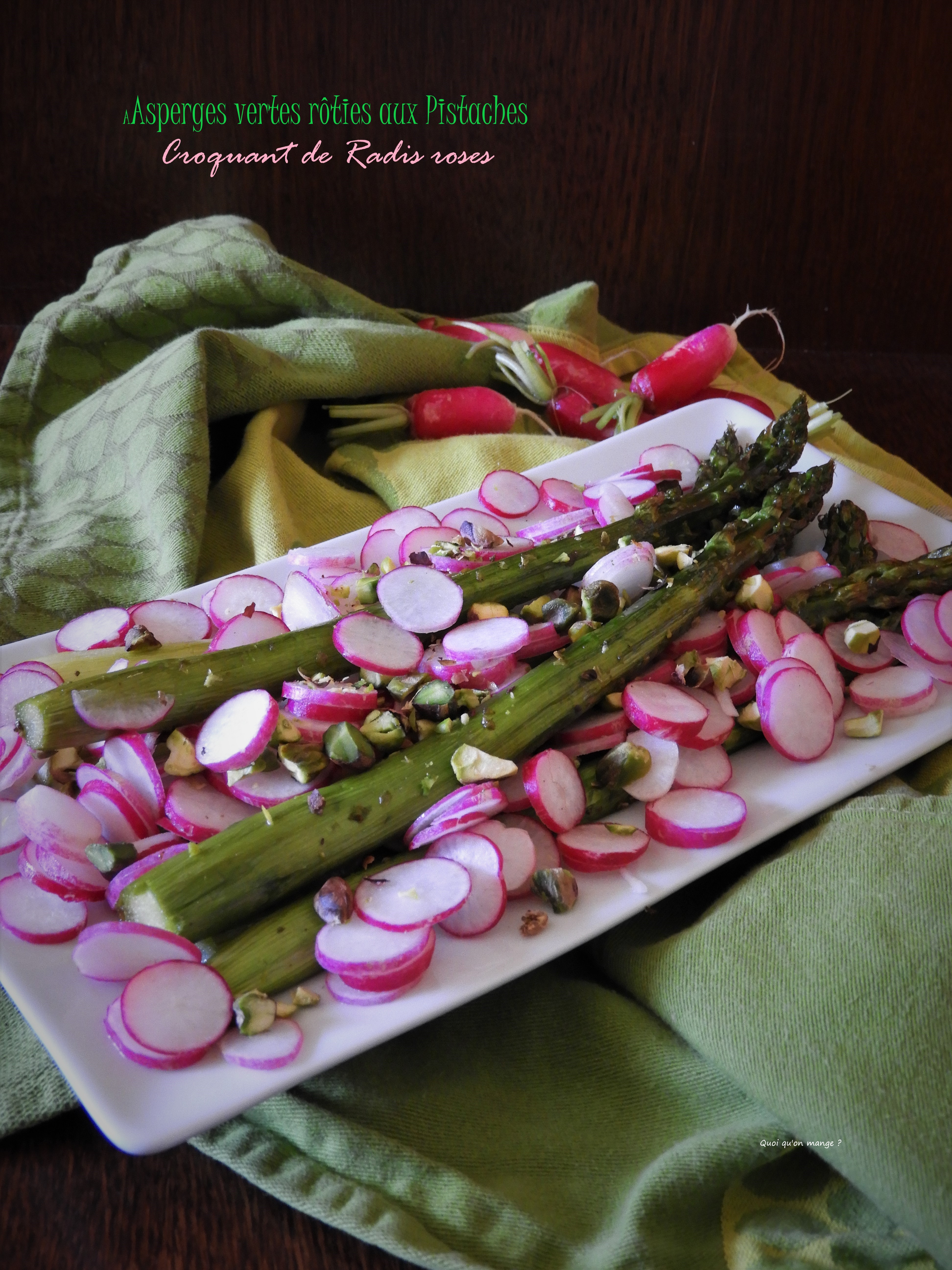 Asperges vertes rĂŽties aux pistaches, croquant de radis roses