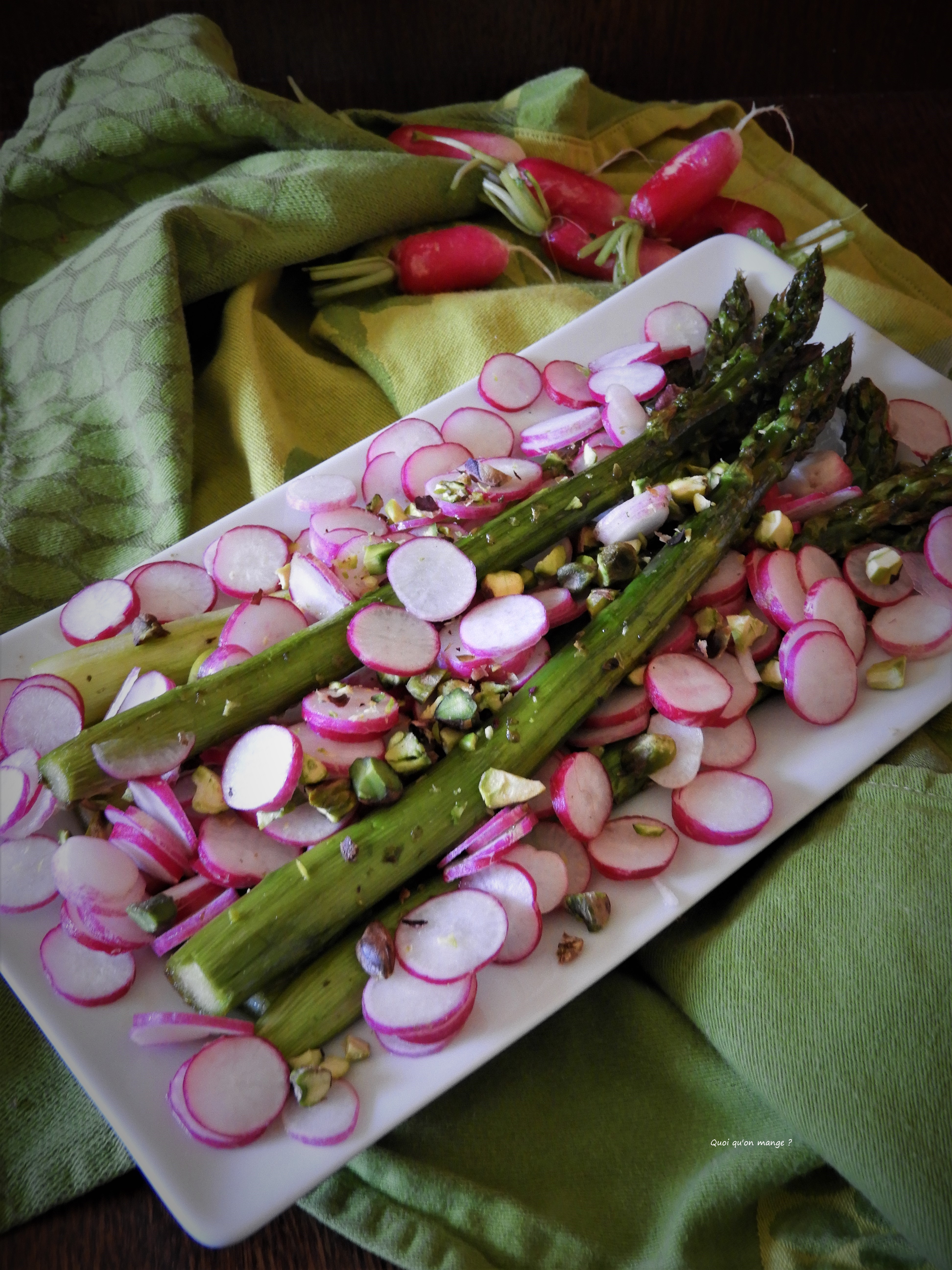 Asperges vertes rĂŽties aux pistaches, croquant de radis roses