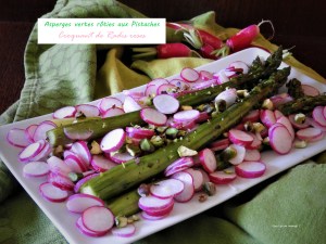 Asperges vertes rĂ´ties aux pistaches, croquant de radis roses