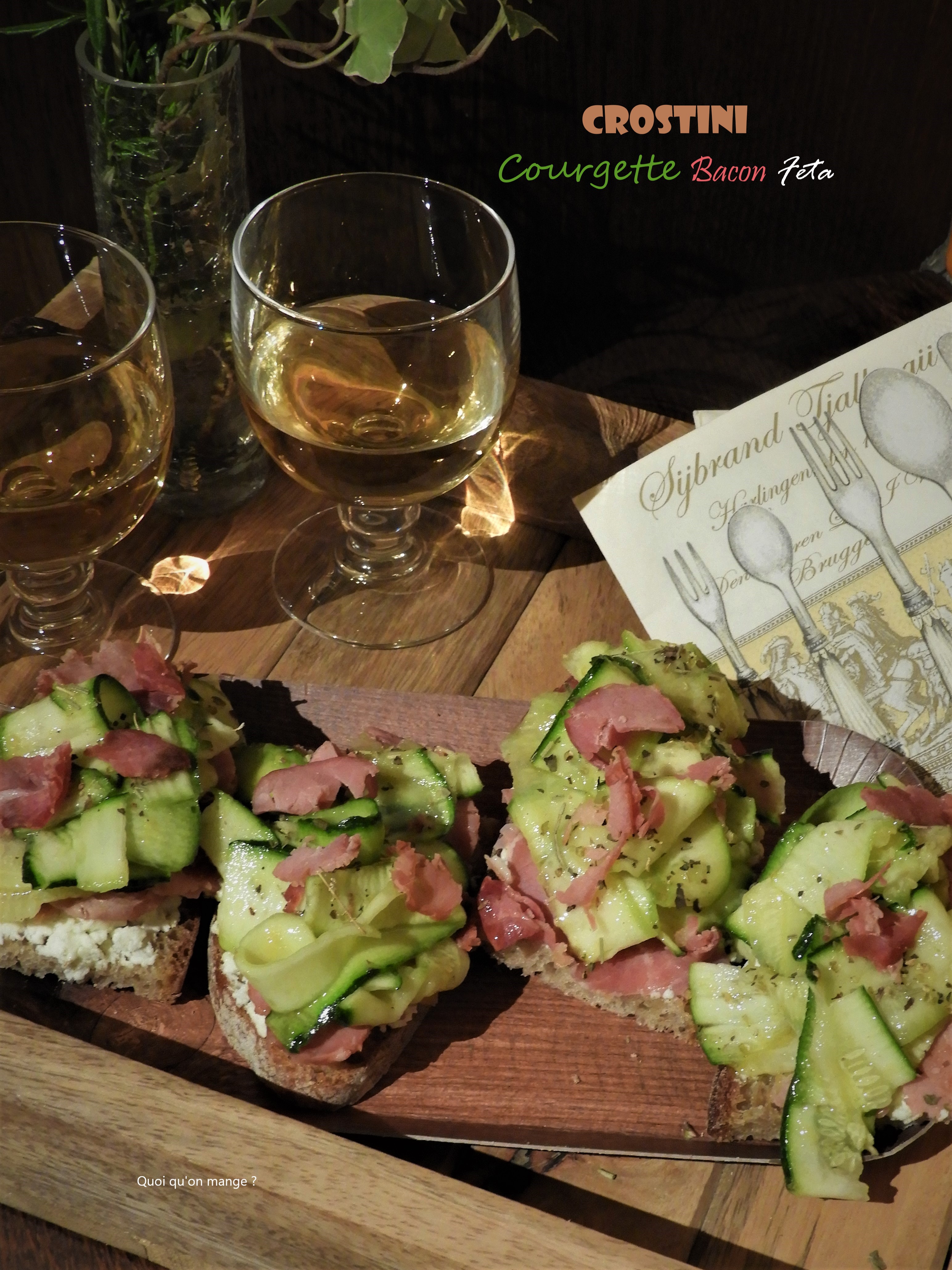 Crostini courgette et bacon sur lit de feta