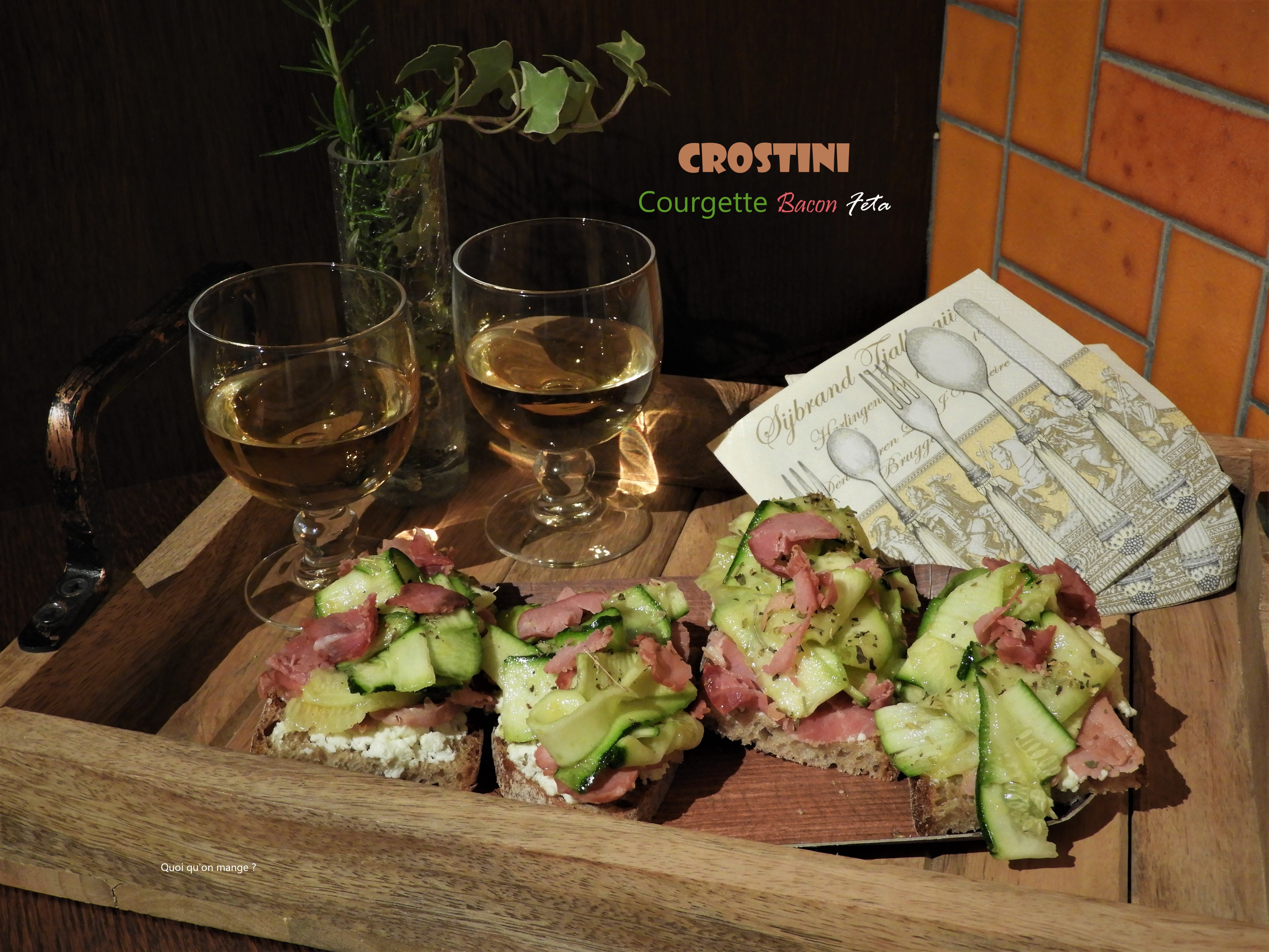 Crostini courgette et bacon sur lit de feta