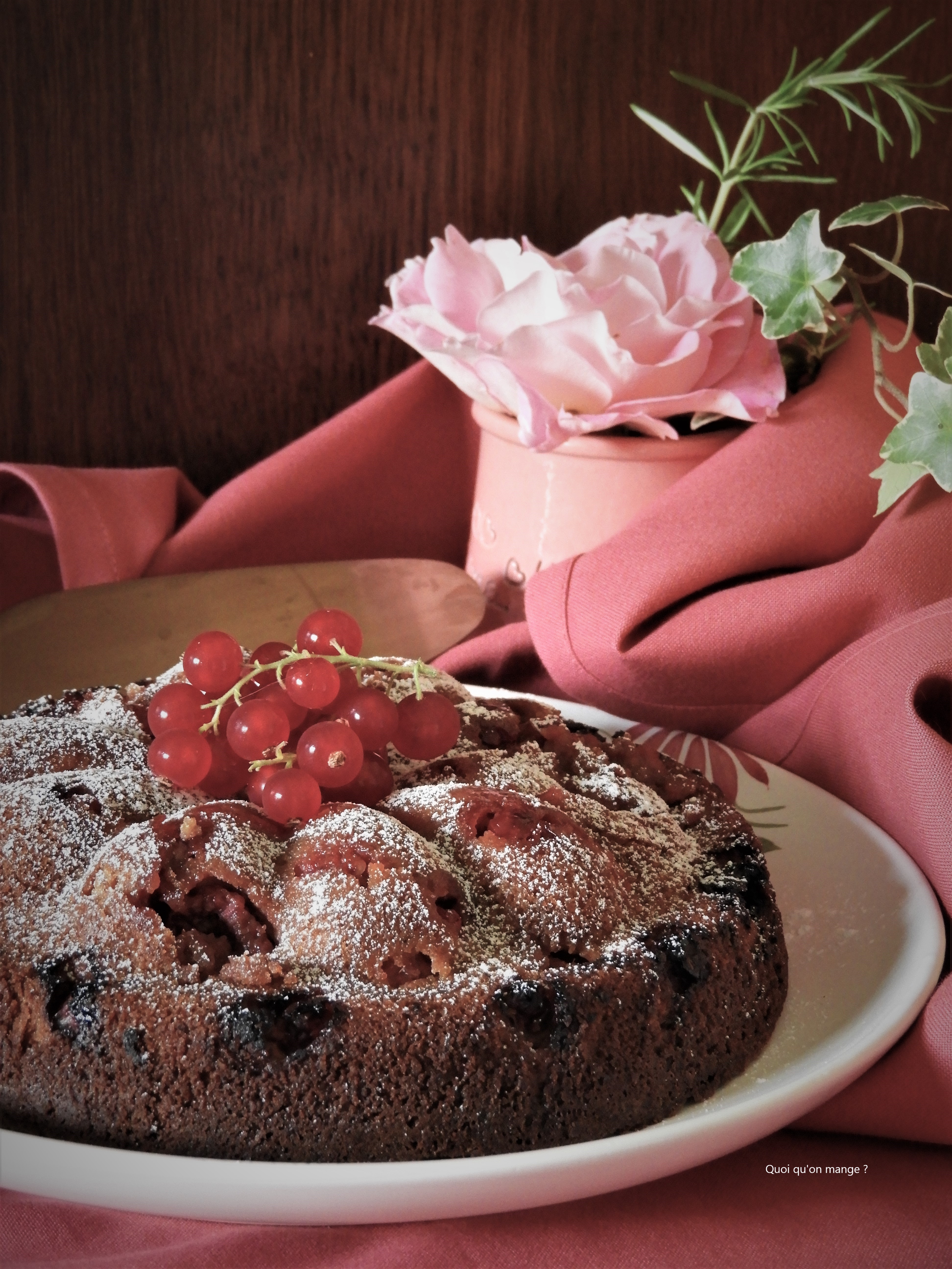 Moelleux aux amandes, chocolat blanc, framboises et groseilles