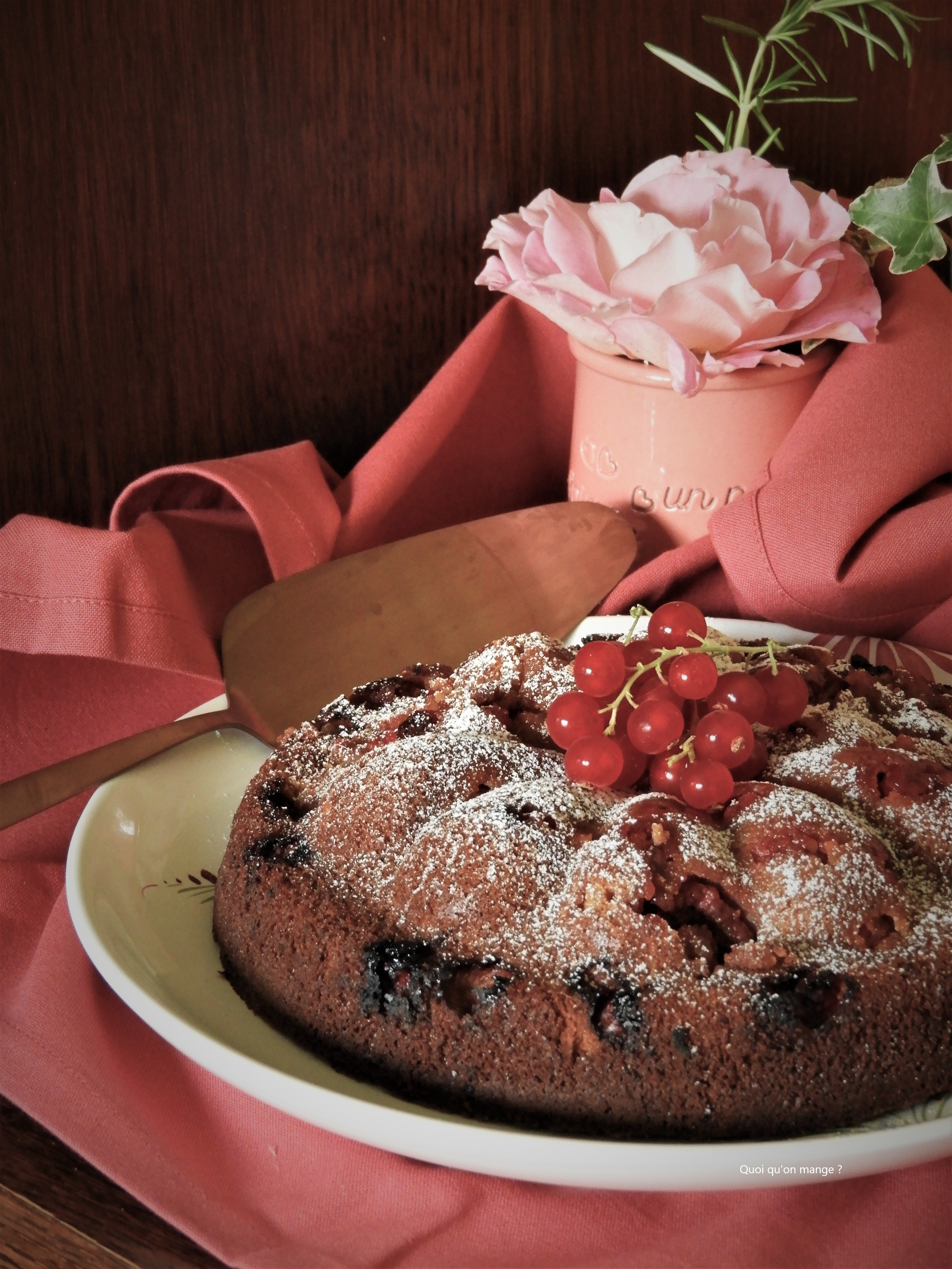 Moelleux aux amandes, chocolat blanc, framboises et groseilles