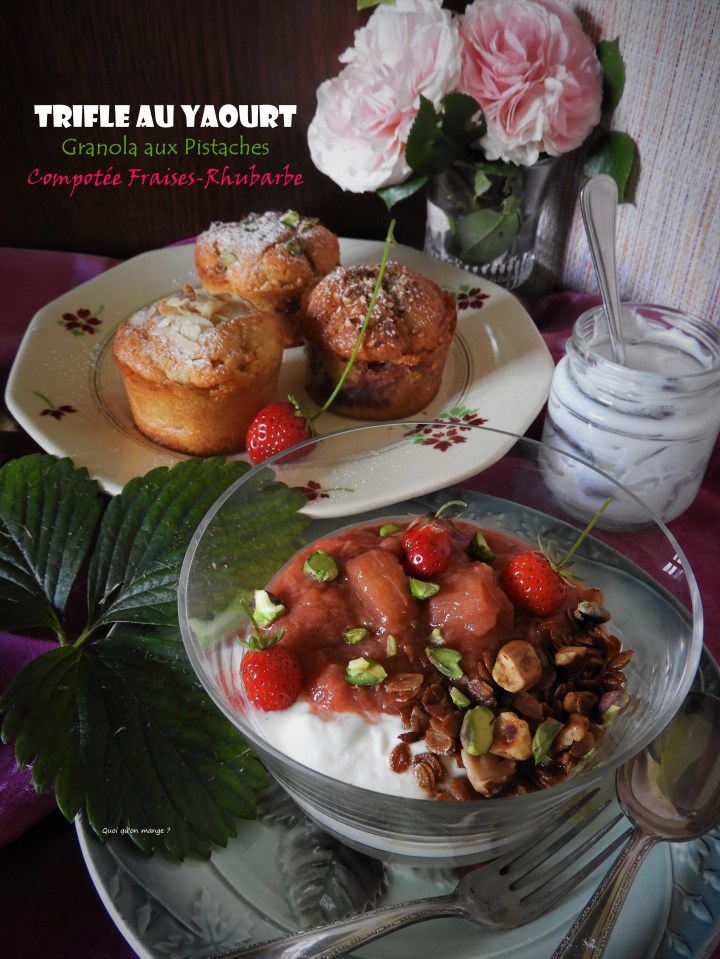 Trifle au yaourt, granola aux pistaches, compotée fraises-rhubarbe