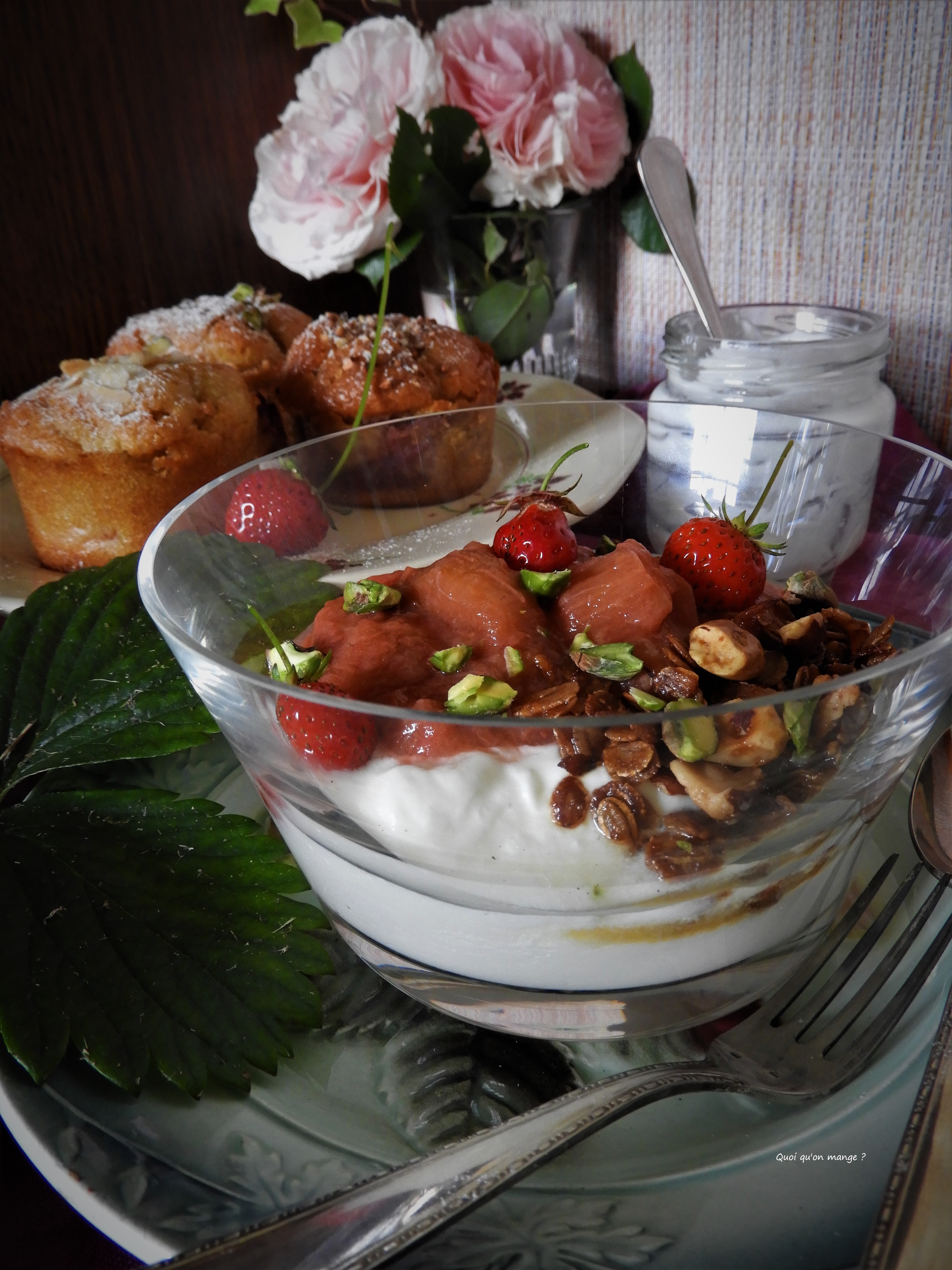 Trifle au yaourt, granola aux pistaches, compotée fraises-rhubarbe
