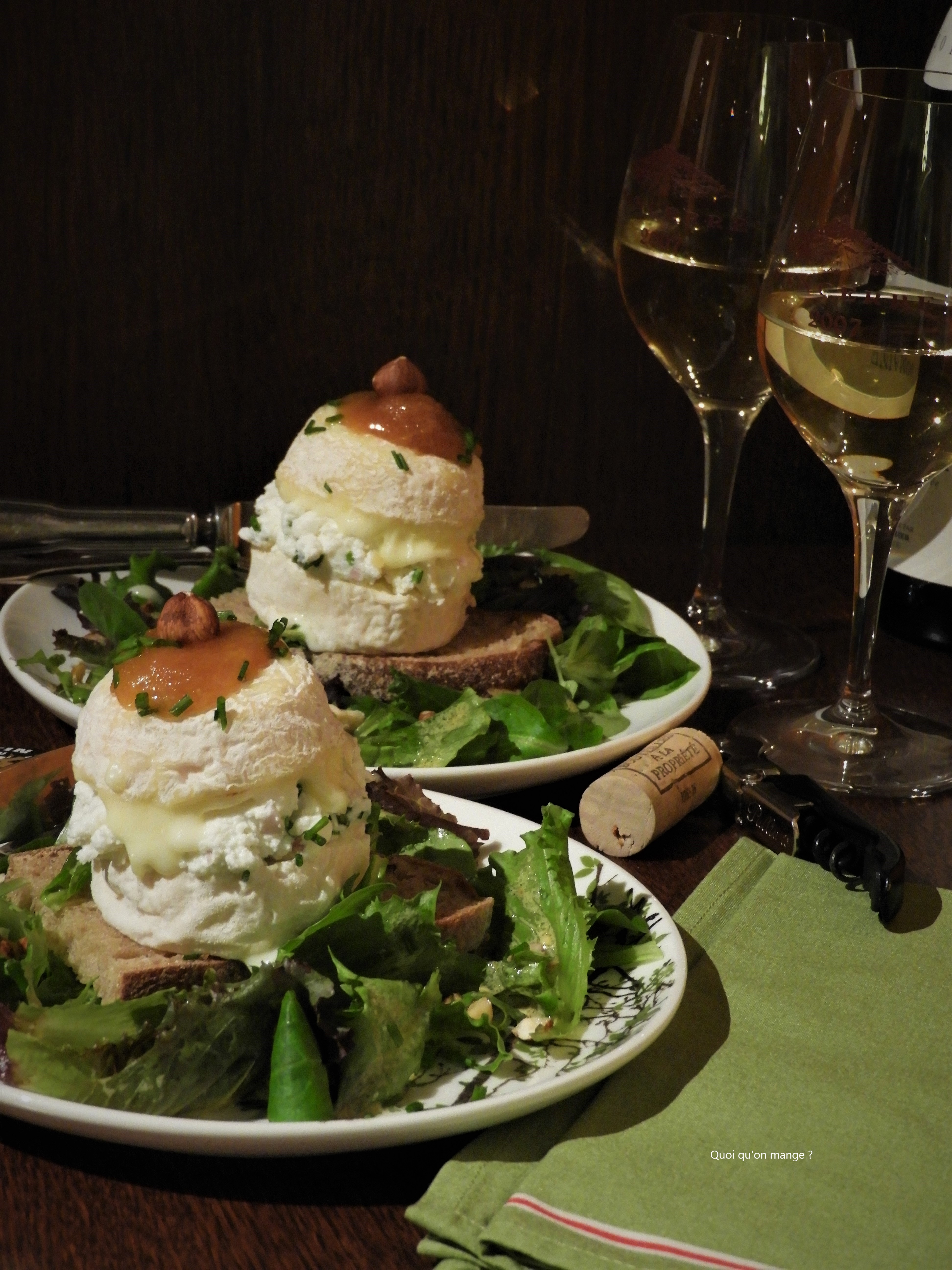 Crottin de Chavignol au chèvre frais, Herbes du jardin, Miel de carotte, Mesclun à l'huile de noisette