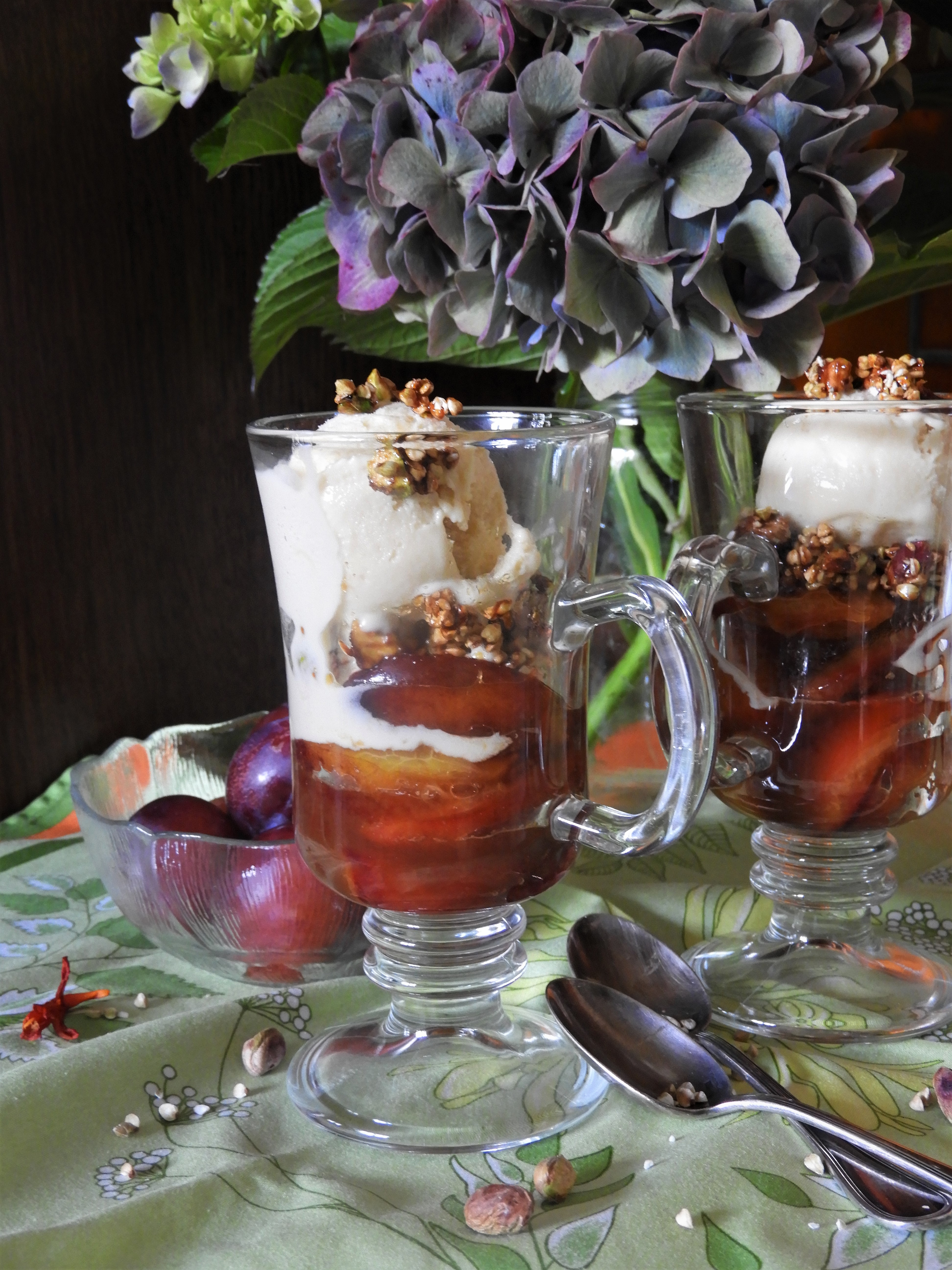 Prunes d&rsquo;Ente rôties au miel de sarrasin, croûte de pistaches et sarrasin grillés, crème glacée au&nbsp;sarrasin