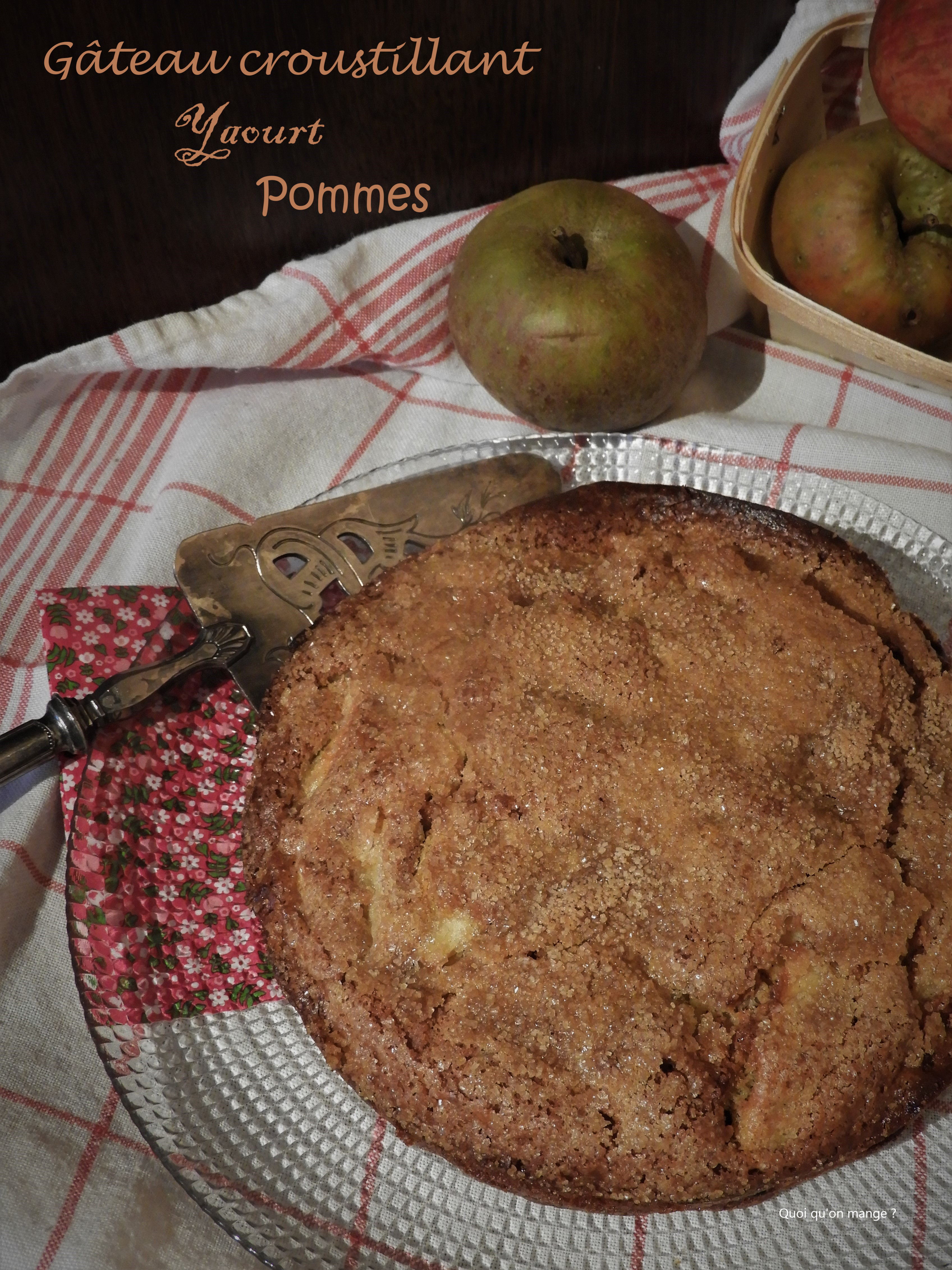 Gâteau au yaourt avec beaucoup de pommes sous une croûte&nbsp;croustillante
