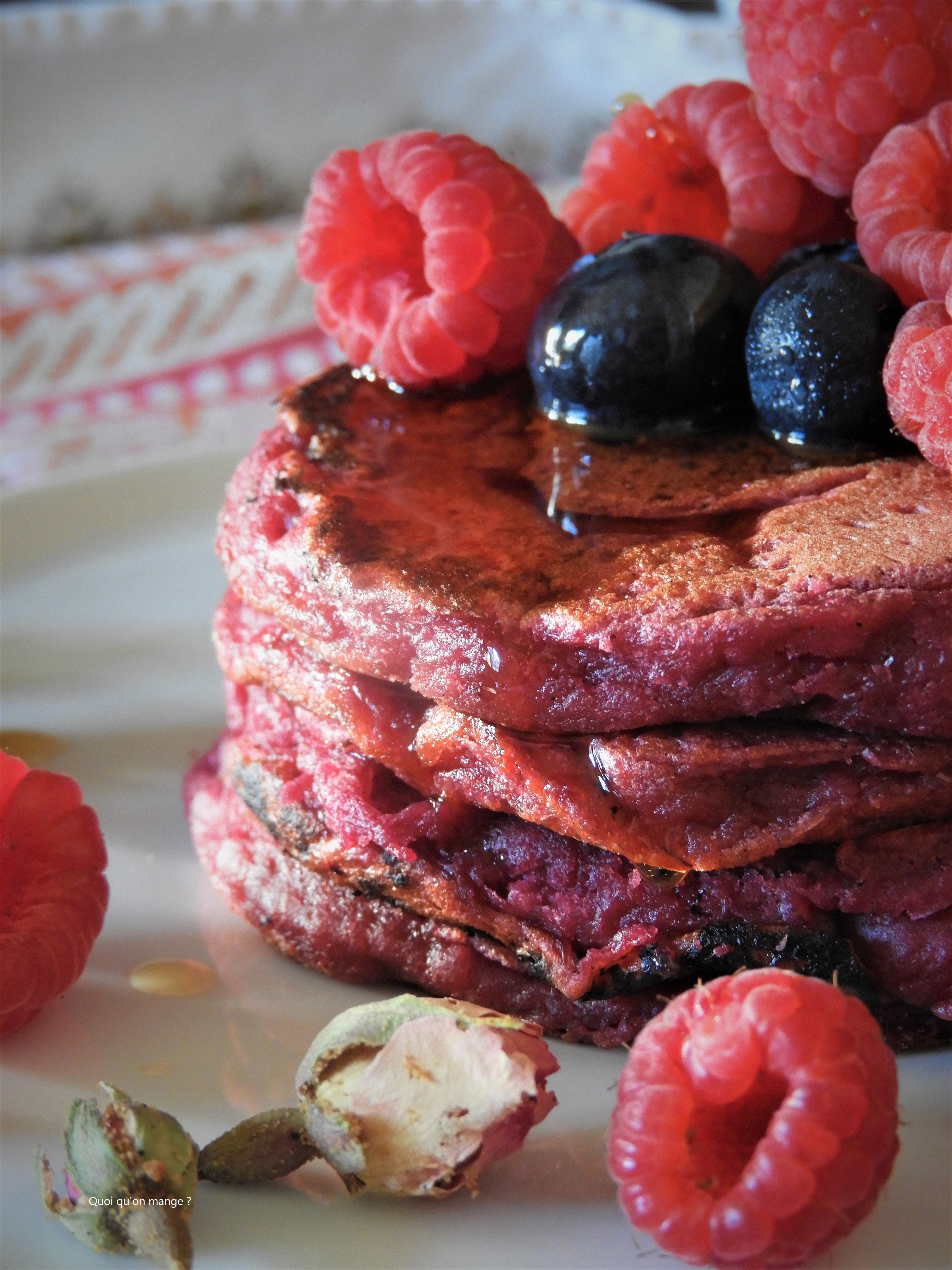 Pancakes roses à la betterave et au lait de coco