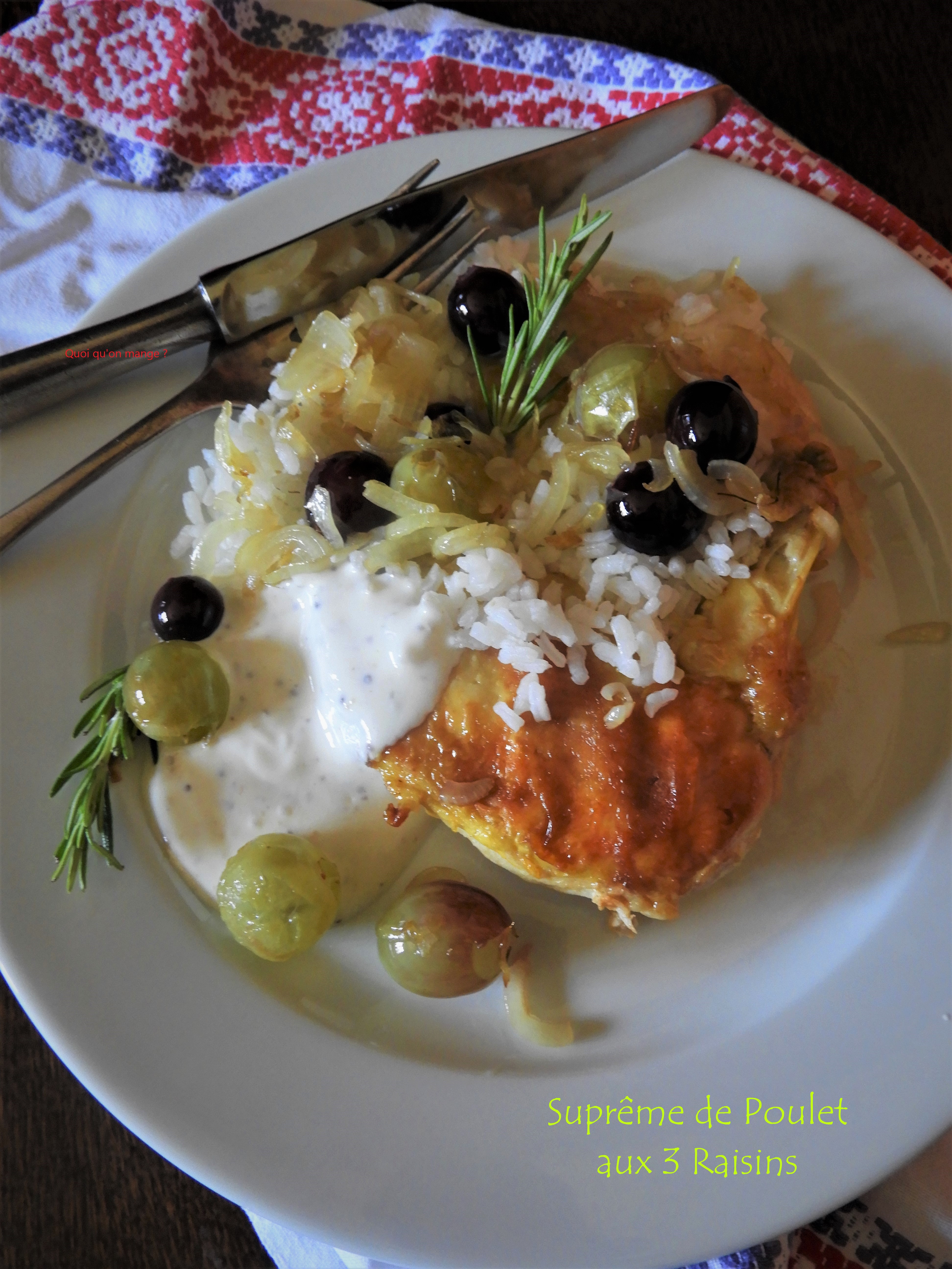 Suprême de poulet aux 3 raisins, sauce au yaourt moutardée