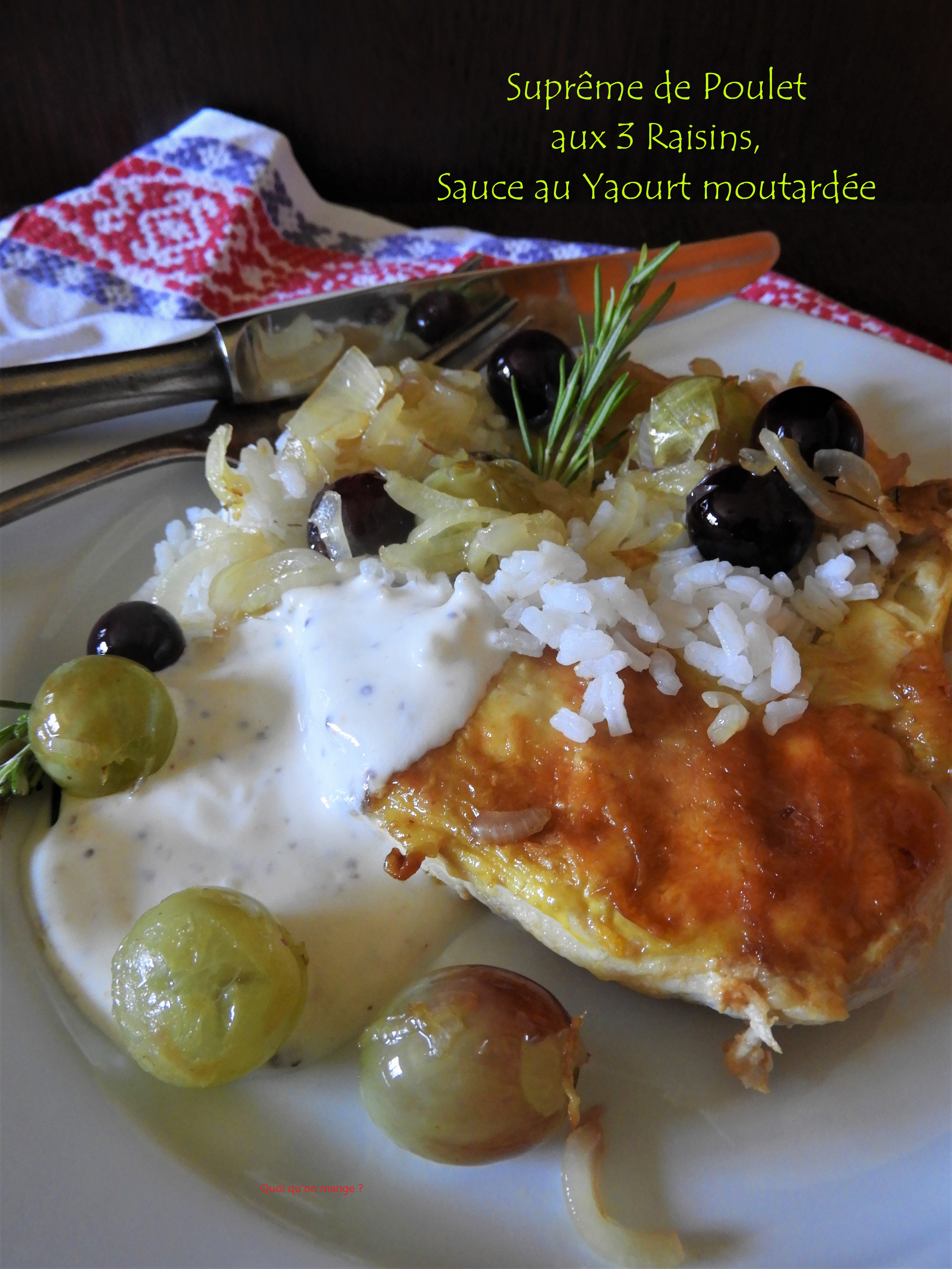 Suprême de poulet aux 3 raisins, sauce au yaourt moutardée