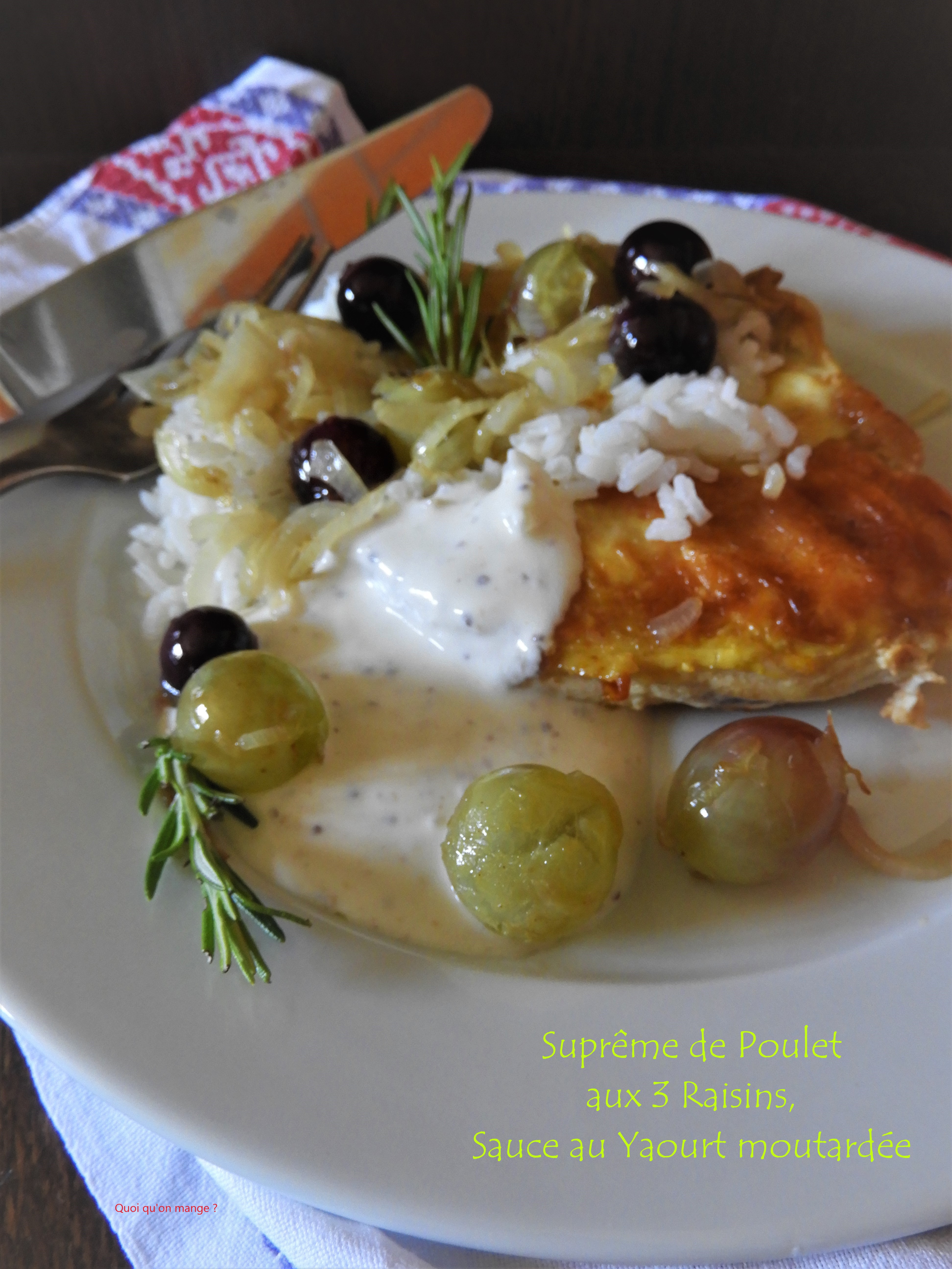 Suprême de poulet aux 3 raisins, sauce au yaourt moutardée