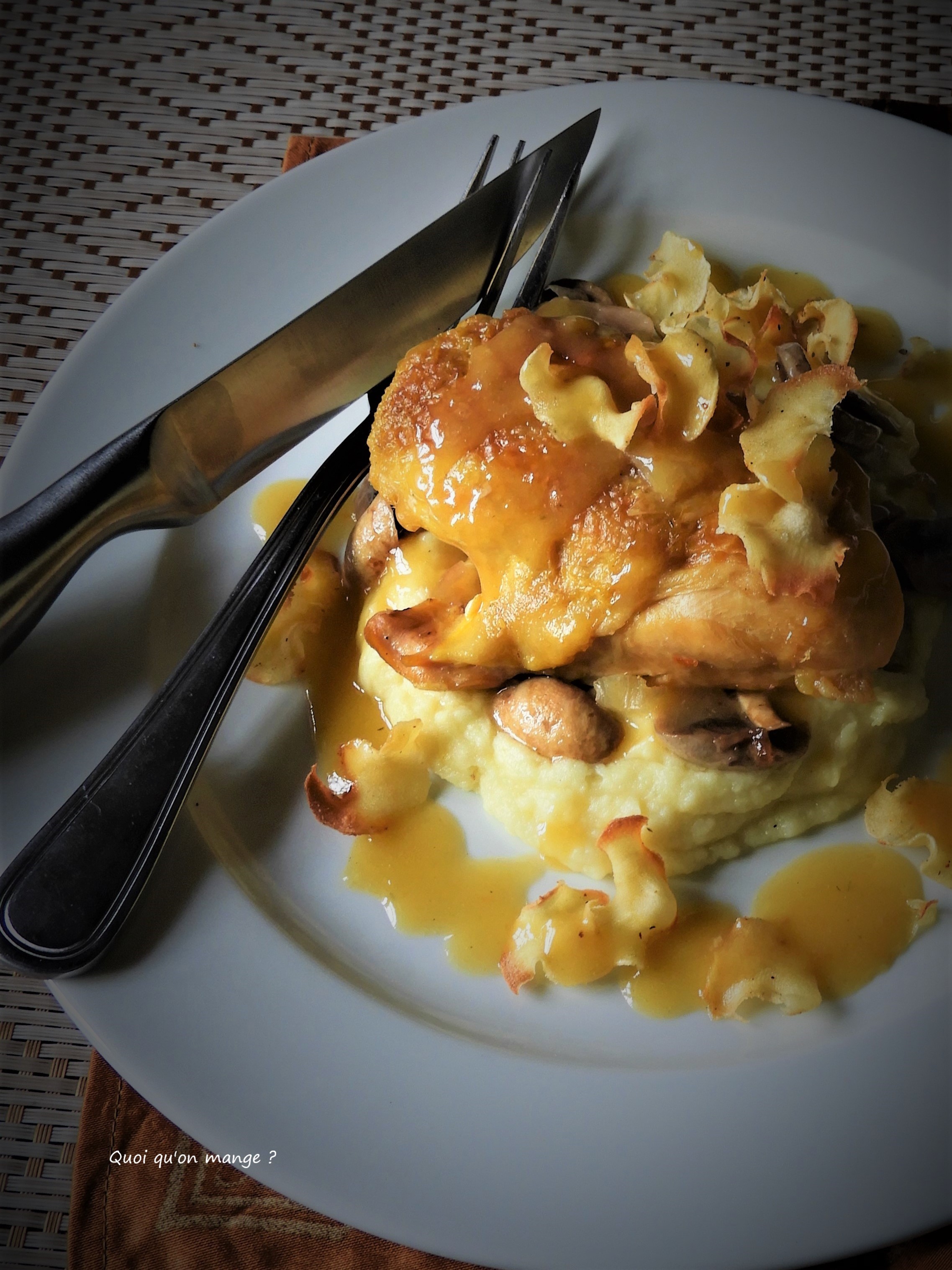 Suprême de poulet, mousseline et chips de panais, réduction de sauce au beurre
