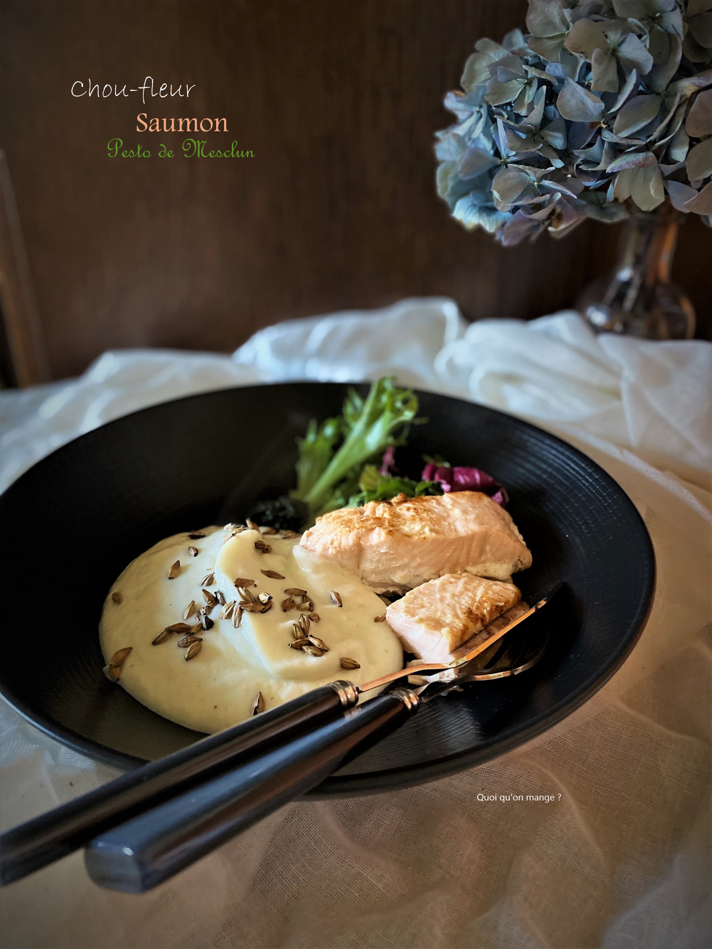 Pavé de saumon sur purée de chou-fleur, pesto de mesclun