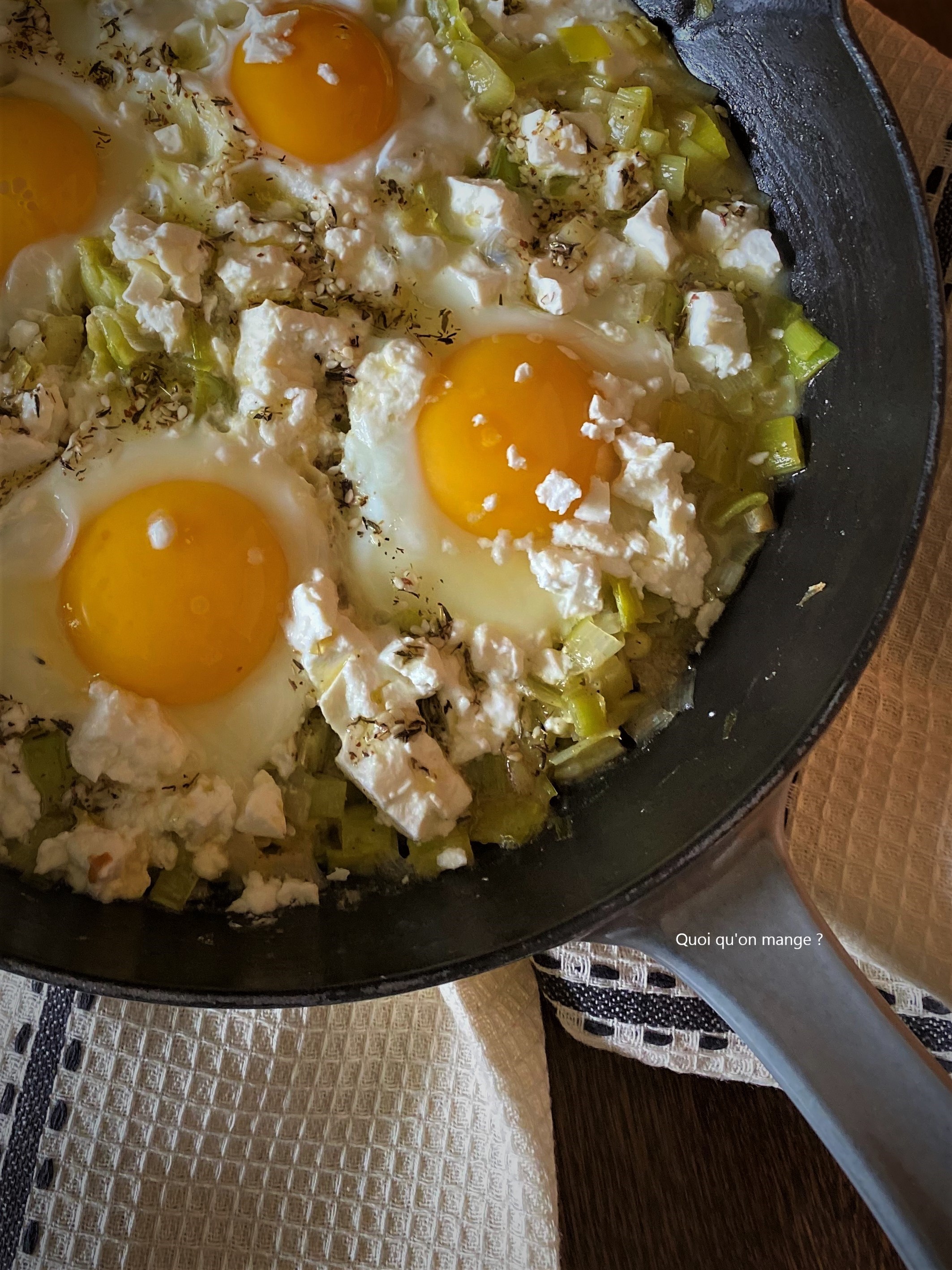 Oeufs braisés aux poireaux et zaatar, d'après une recette de Yotam Ottolenghi