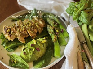 Salade de suprêmes de poulet aux&nbsp;pistaches