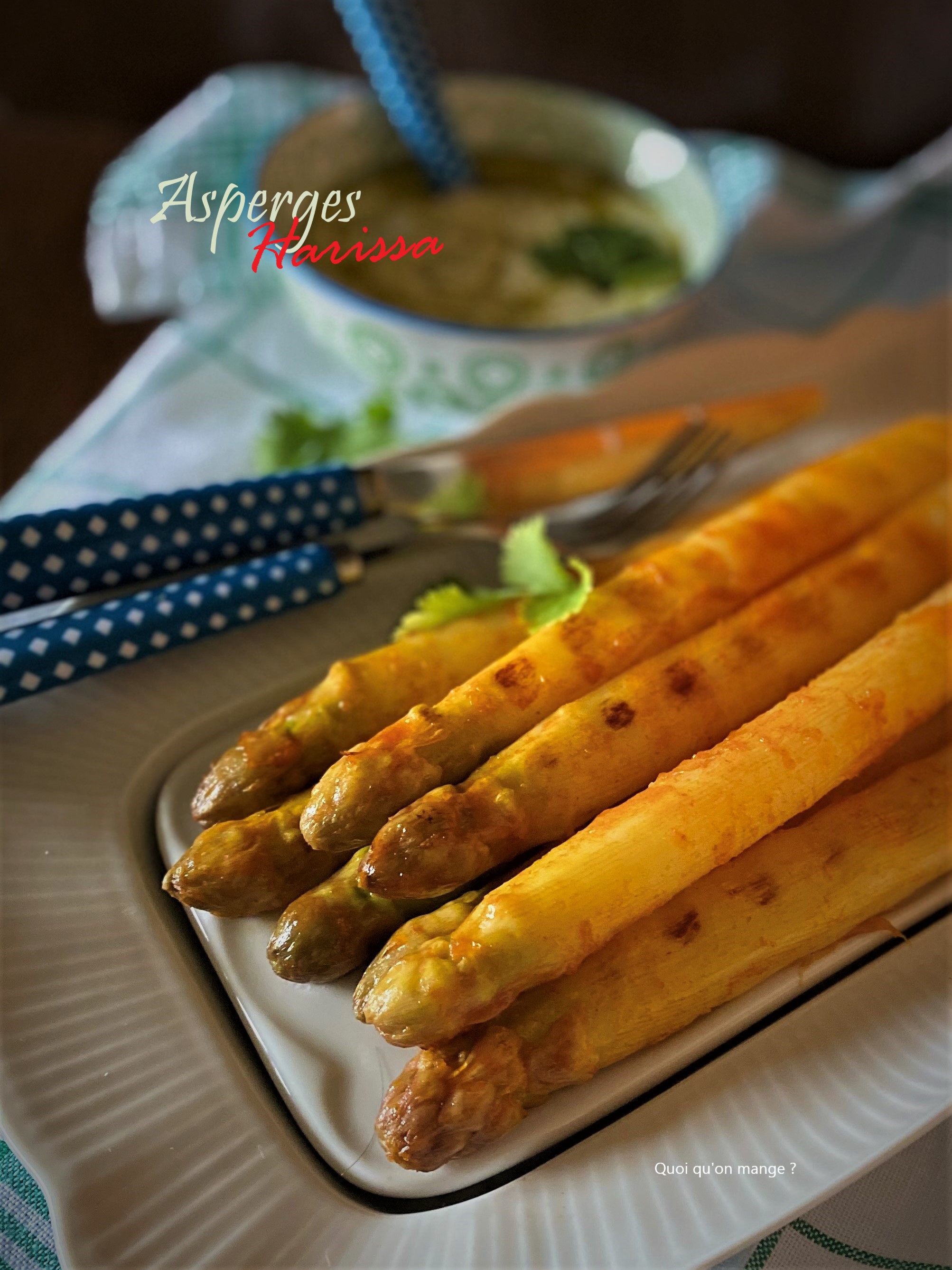 Asperges marinées à la harissa, sauce yaourt aux herbes fraiches