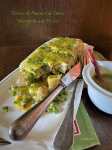 Terrine de pommes de terre aux petits pois et baies roses, vinaigrette aux&nbsp;herbes