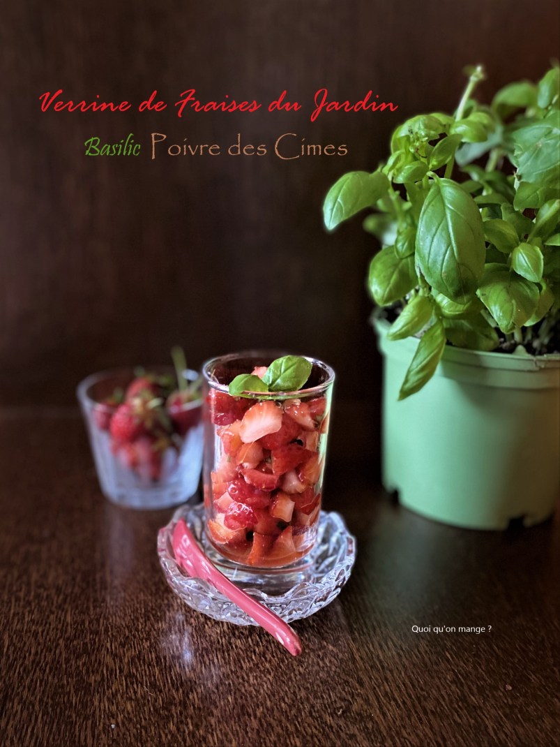 Verrine de fraises du jardin, basilic et poivre des Cimes