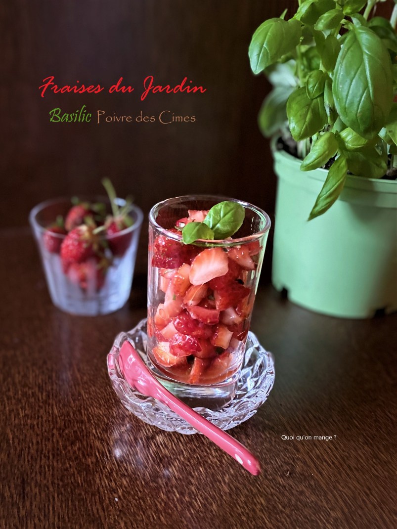 Verrine de fraises du jardin, basilic et poivre des Cimes
