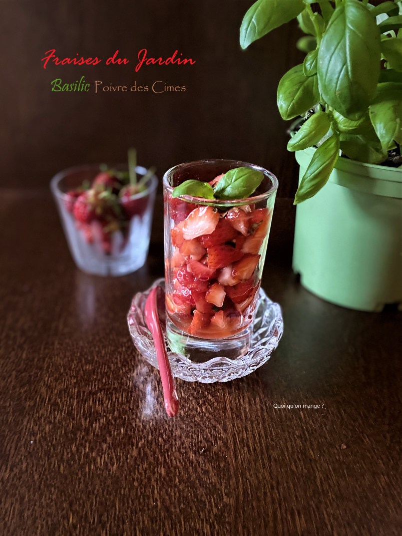 Verrine de fraises du jardin, basilic et poivre des Cimes