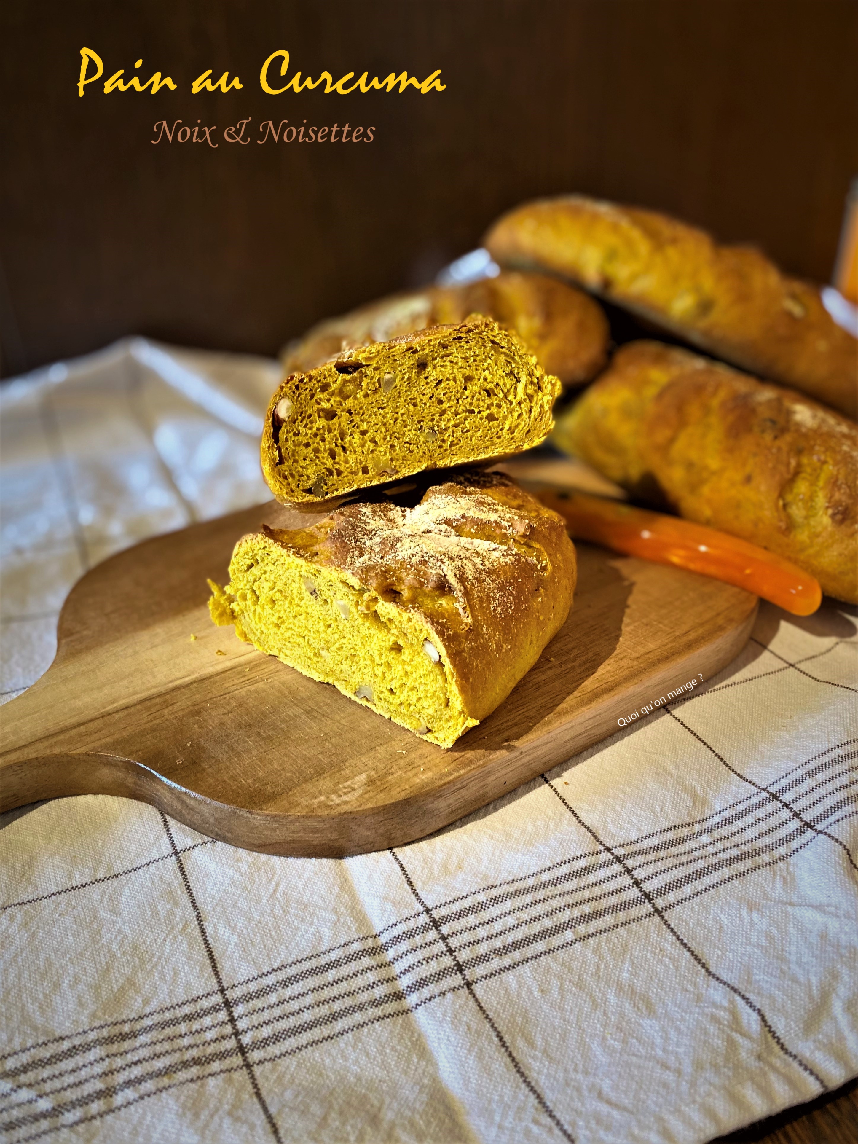 Pain au curcuma, noix et noisettes