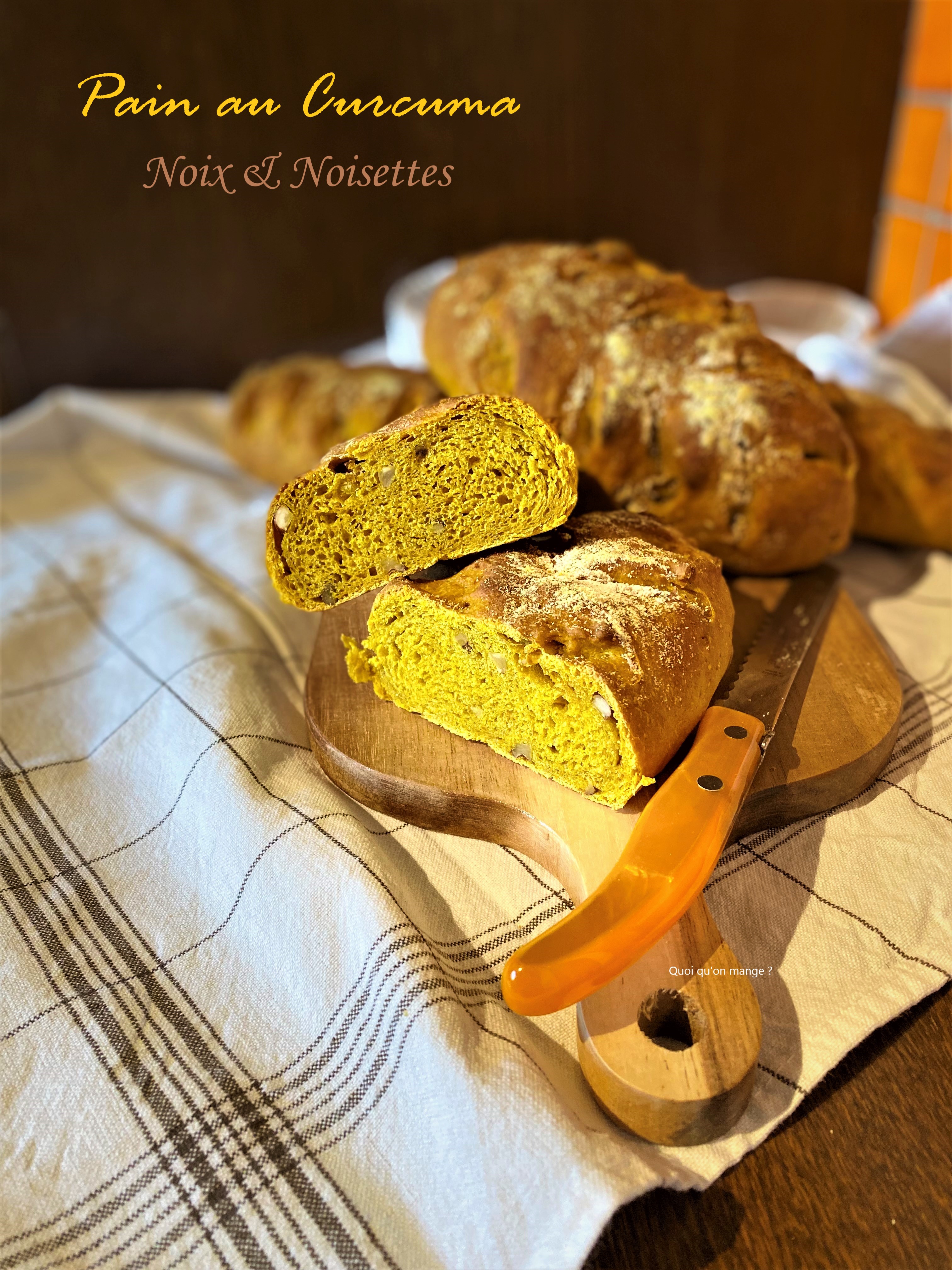 Pain au curcuma, noix et noisettes