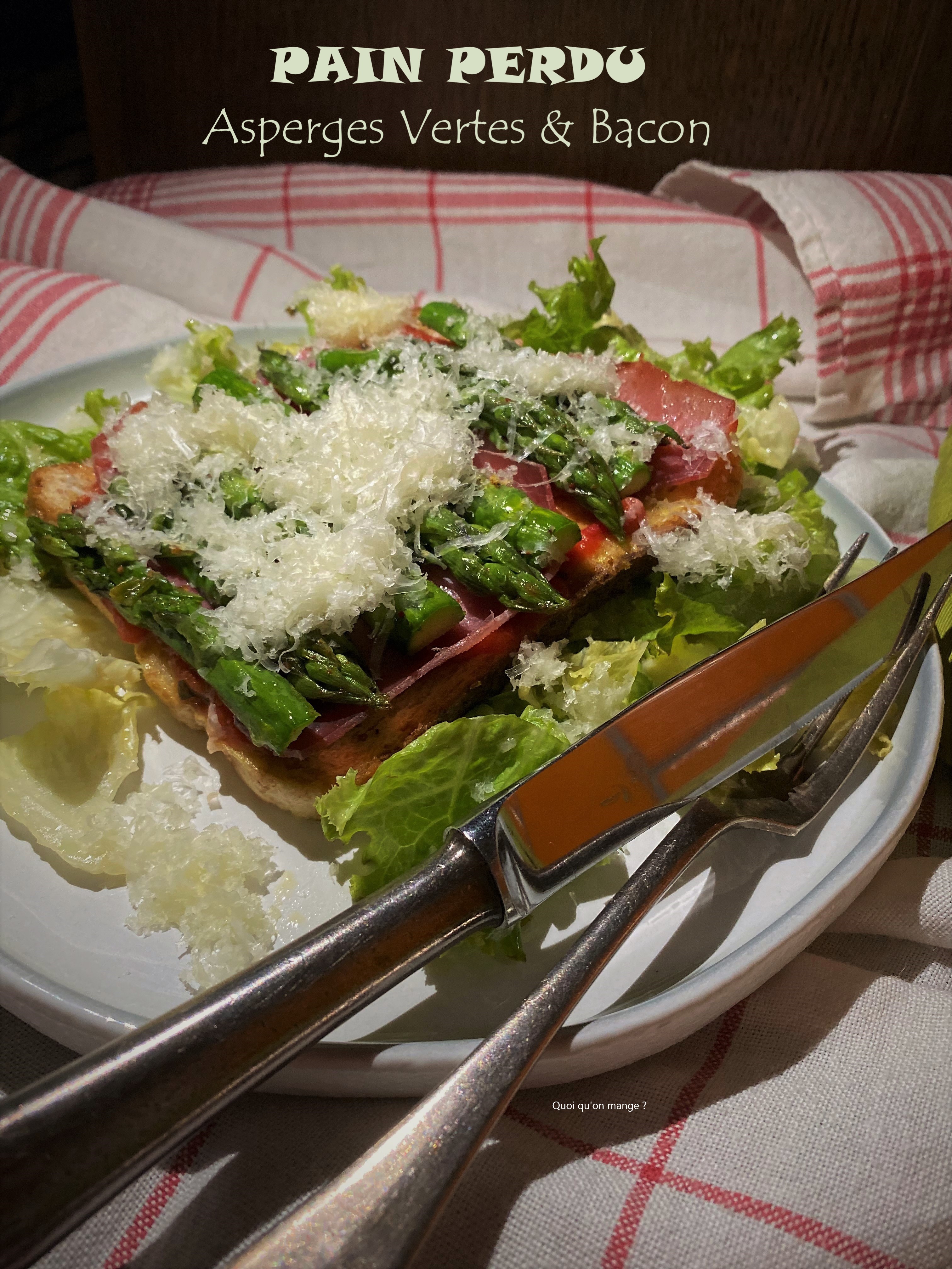 Pain perdu aux asperges vertes sur lit de bacon