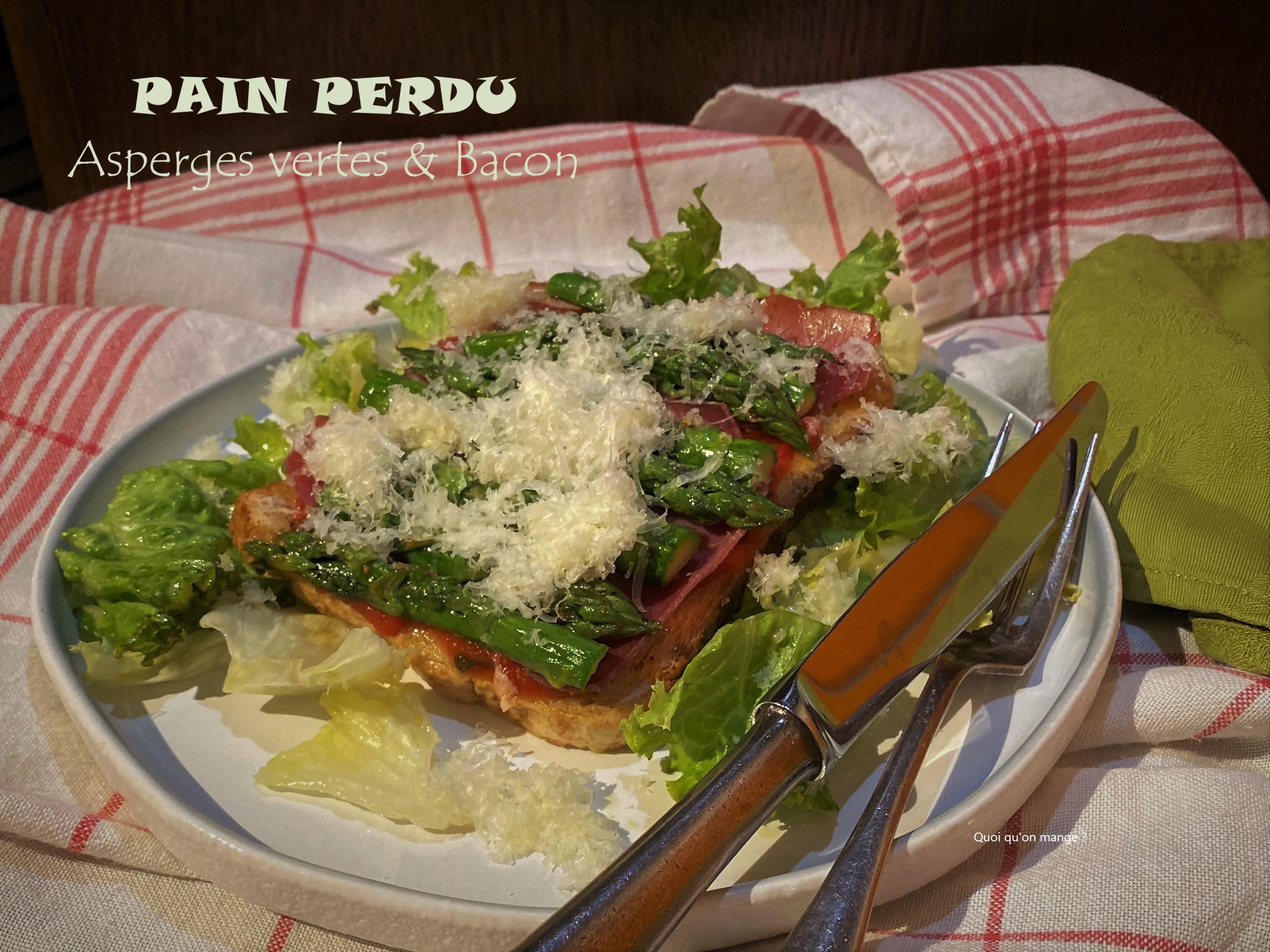 Pain perdu aux asperges vertes sur lit de&nbsp;bacon