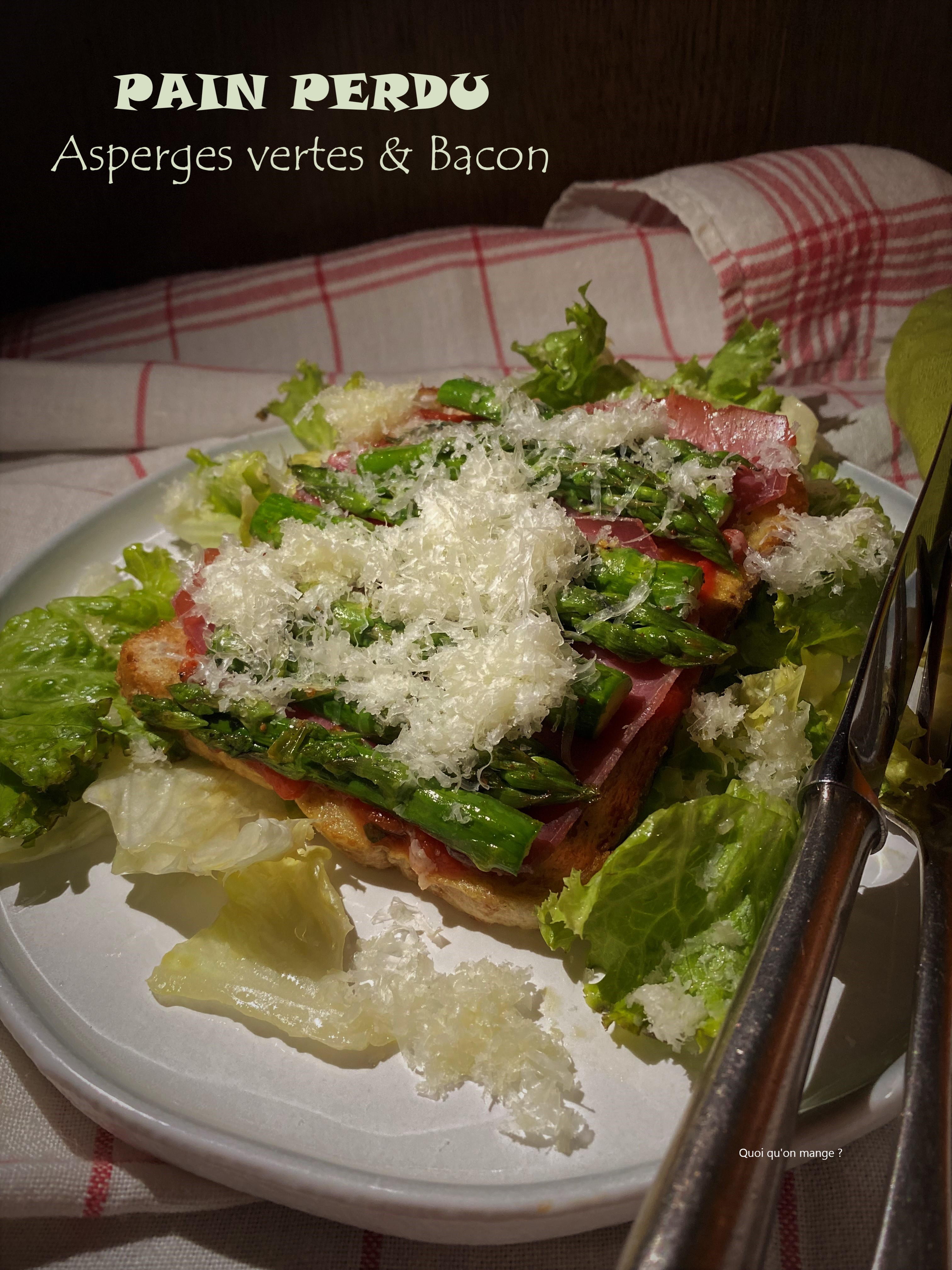 Pain perdu aux asperges vertes sur lit de bacon