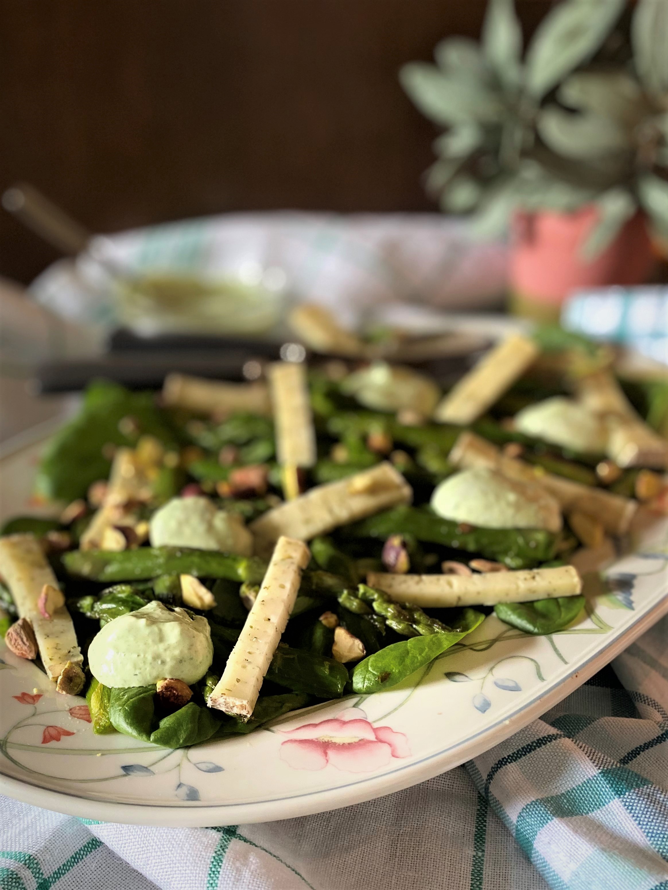 Pousses d'épinards, asperges vertes et pistaches au yaourt vert