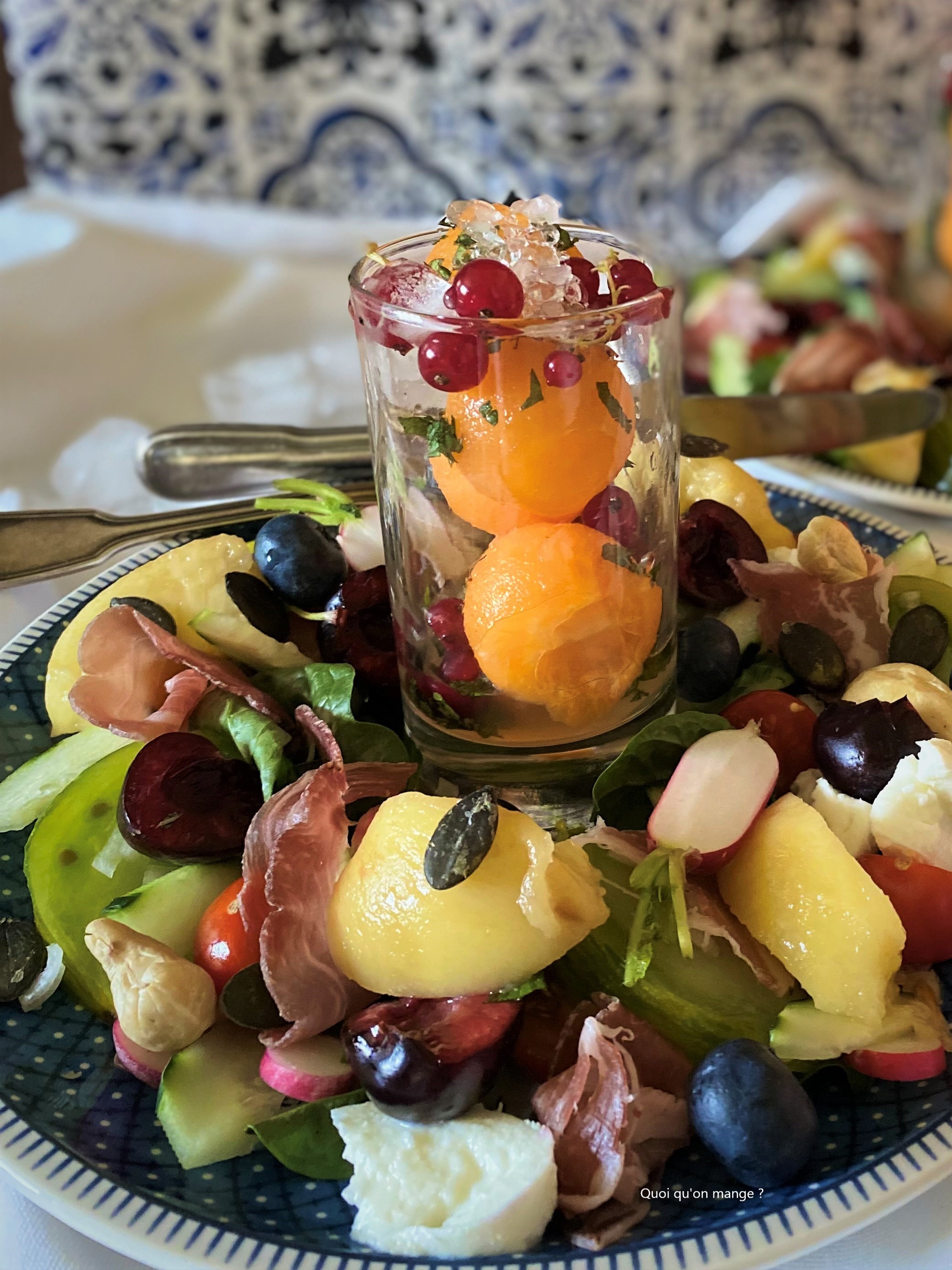 Summer Salad, salade composée joliment colorée pour chaude journée