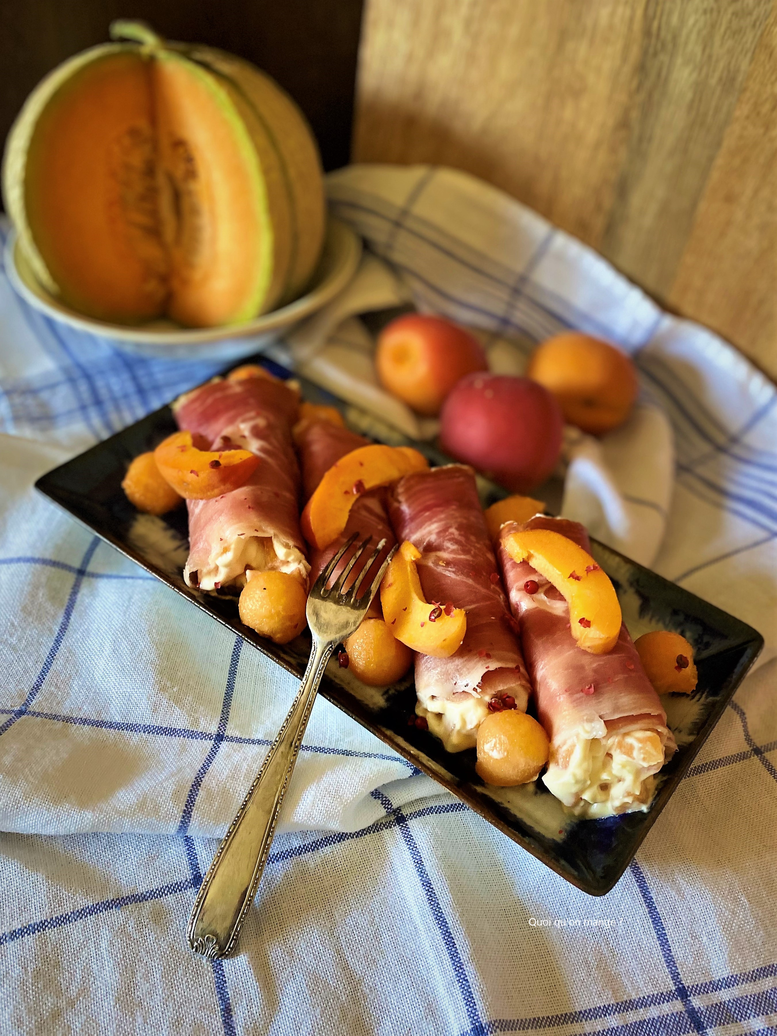 Rouleau de jambon serrano au melon et aux abricots