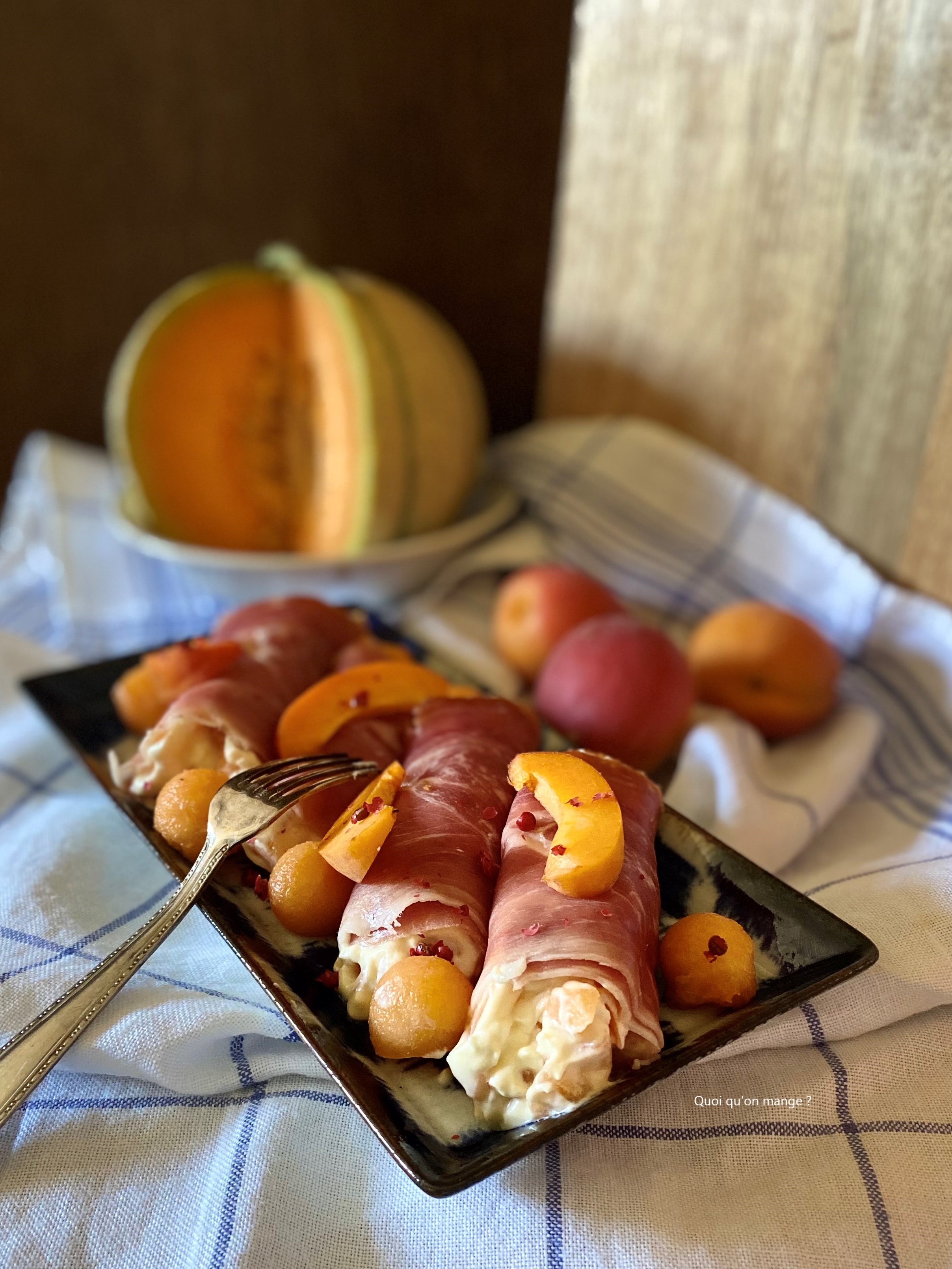 Rouleaux de jambon Serrano farcis au melon et aux&nbsp;abricots