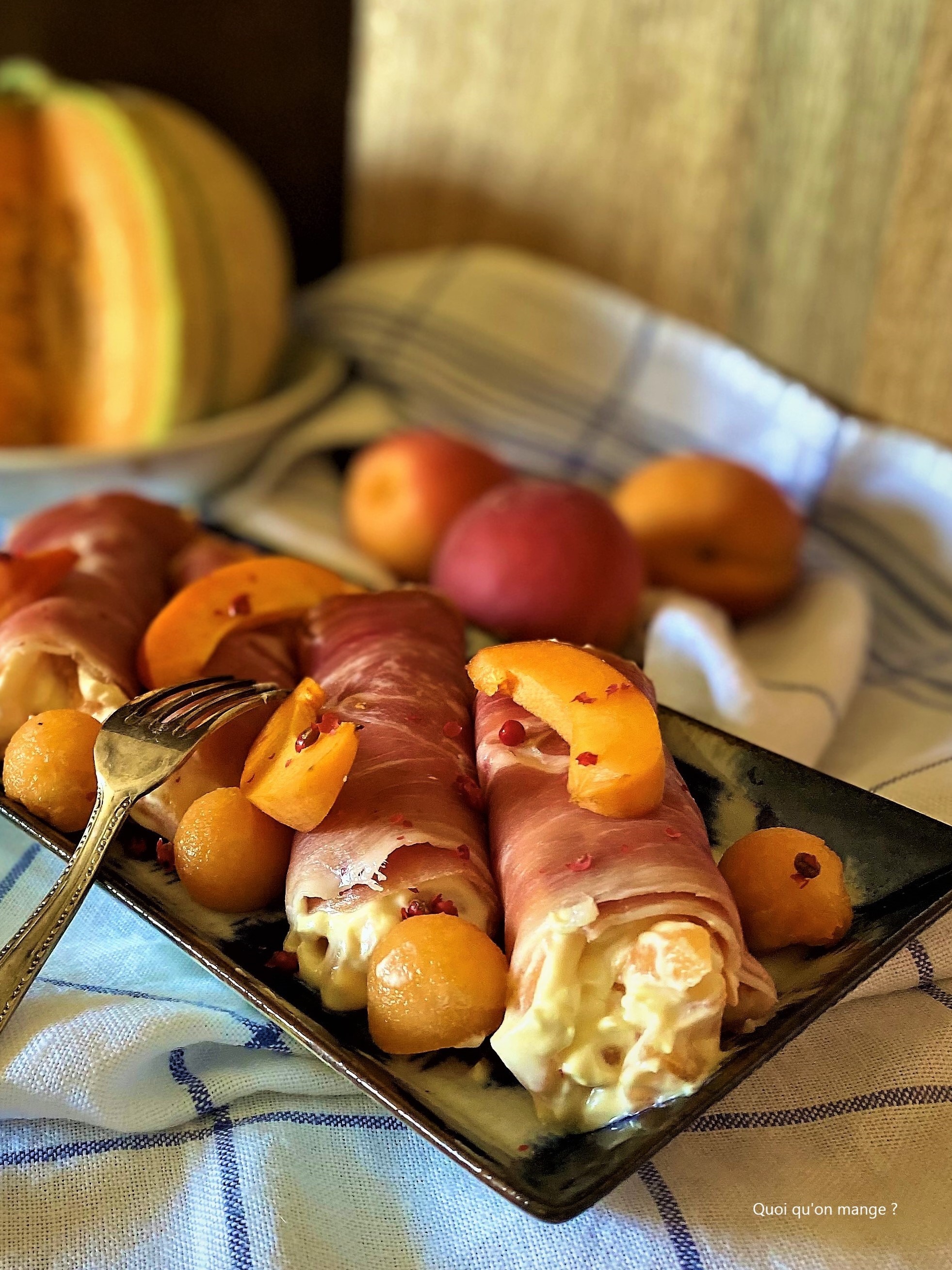Rouleau de jambon serrano au melon et aux abricots