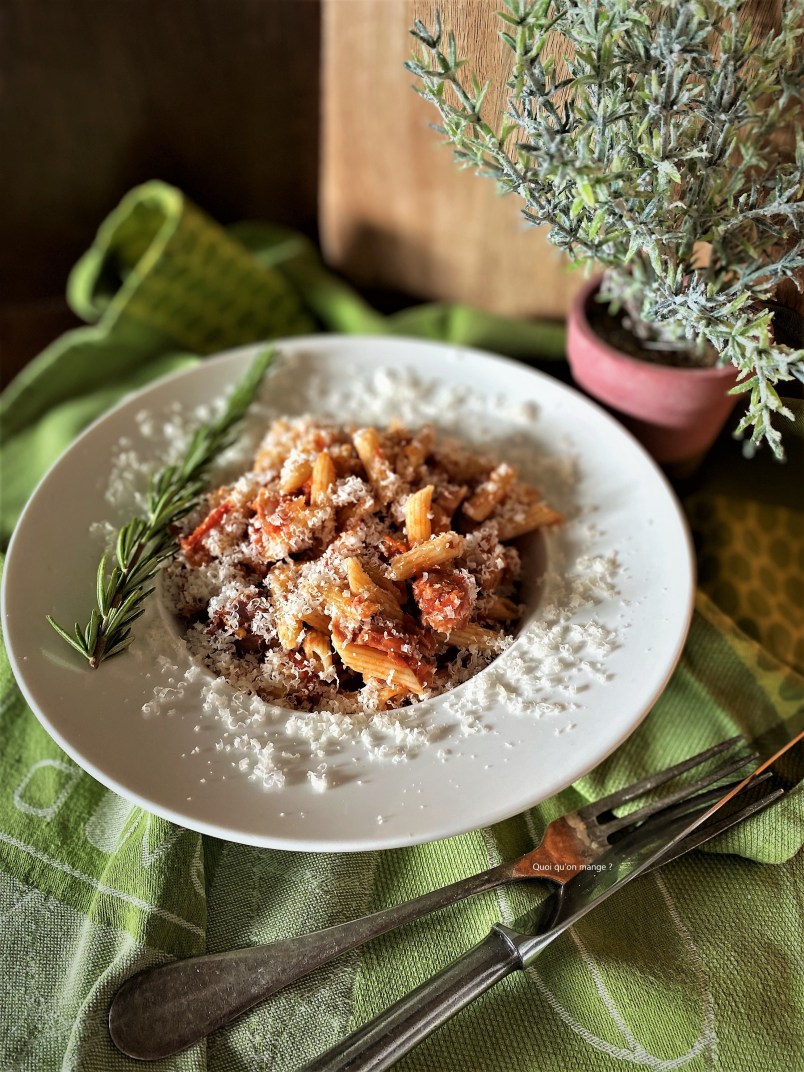 Penne tomates, oignons, lard & piment