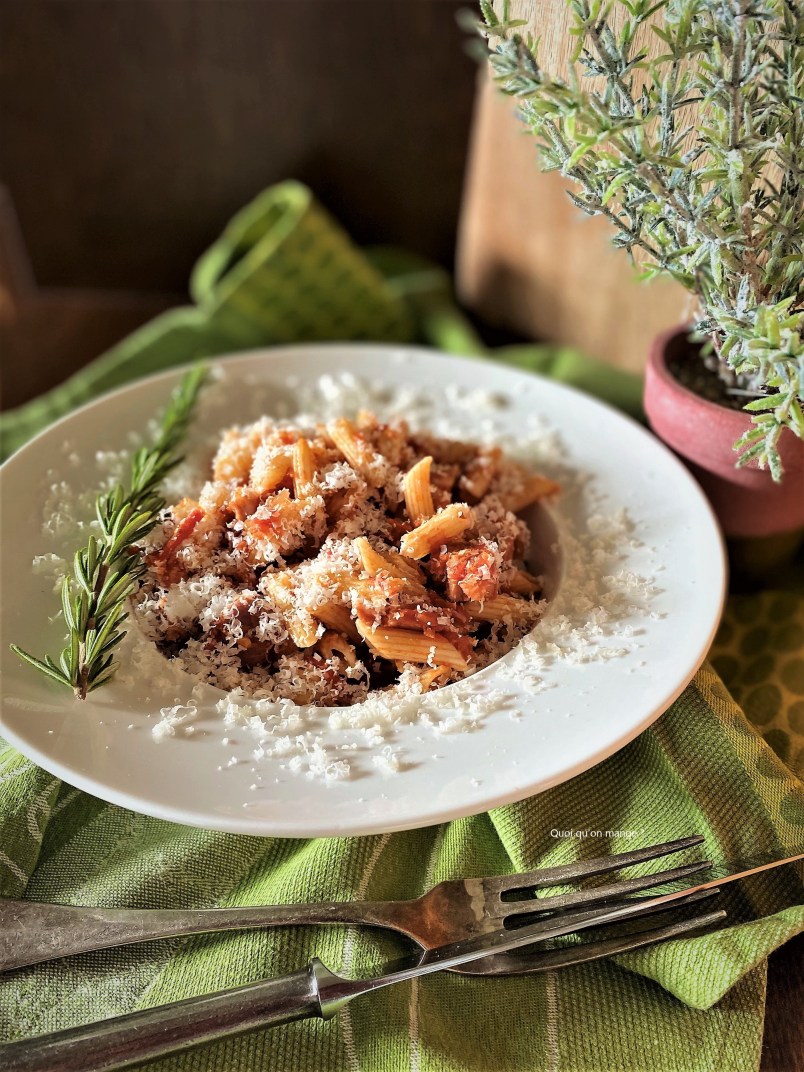 Penne tomates, oignons, lard & piment