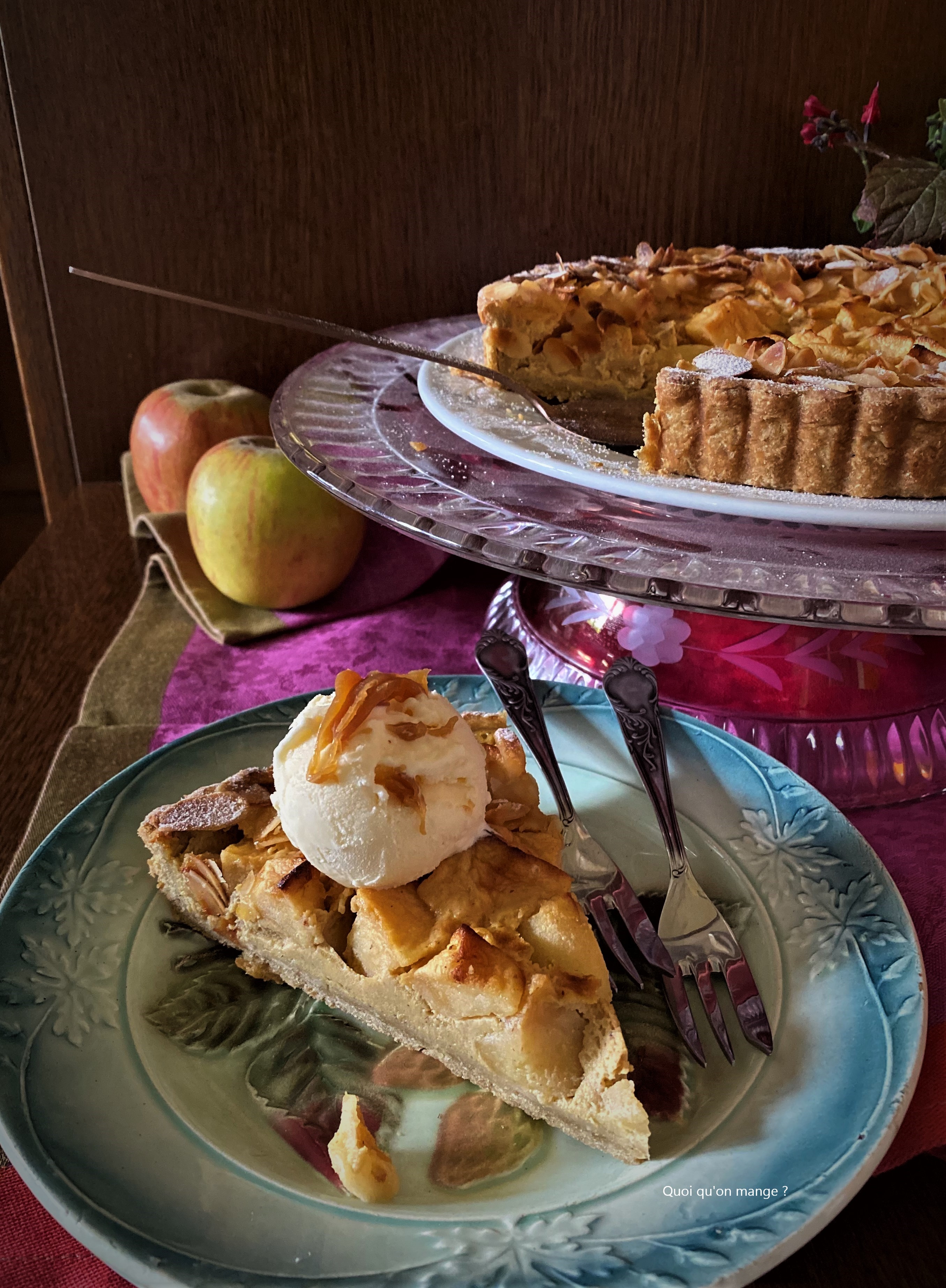 Tarte aux pommes, crème à la cannelle et amandes caramélisées