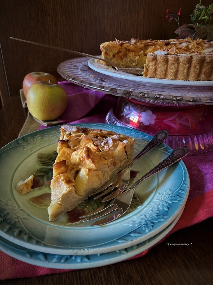 Tarte aux pommes, crème à la cannelle et amandes caramélisées