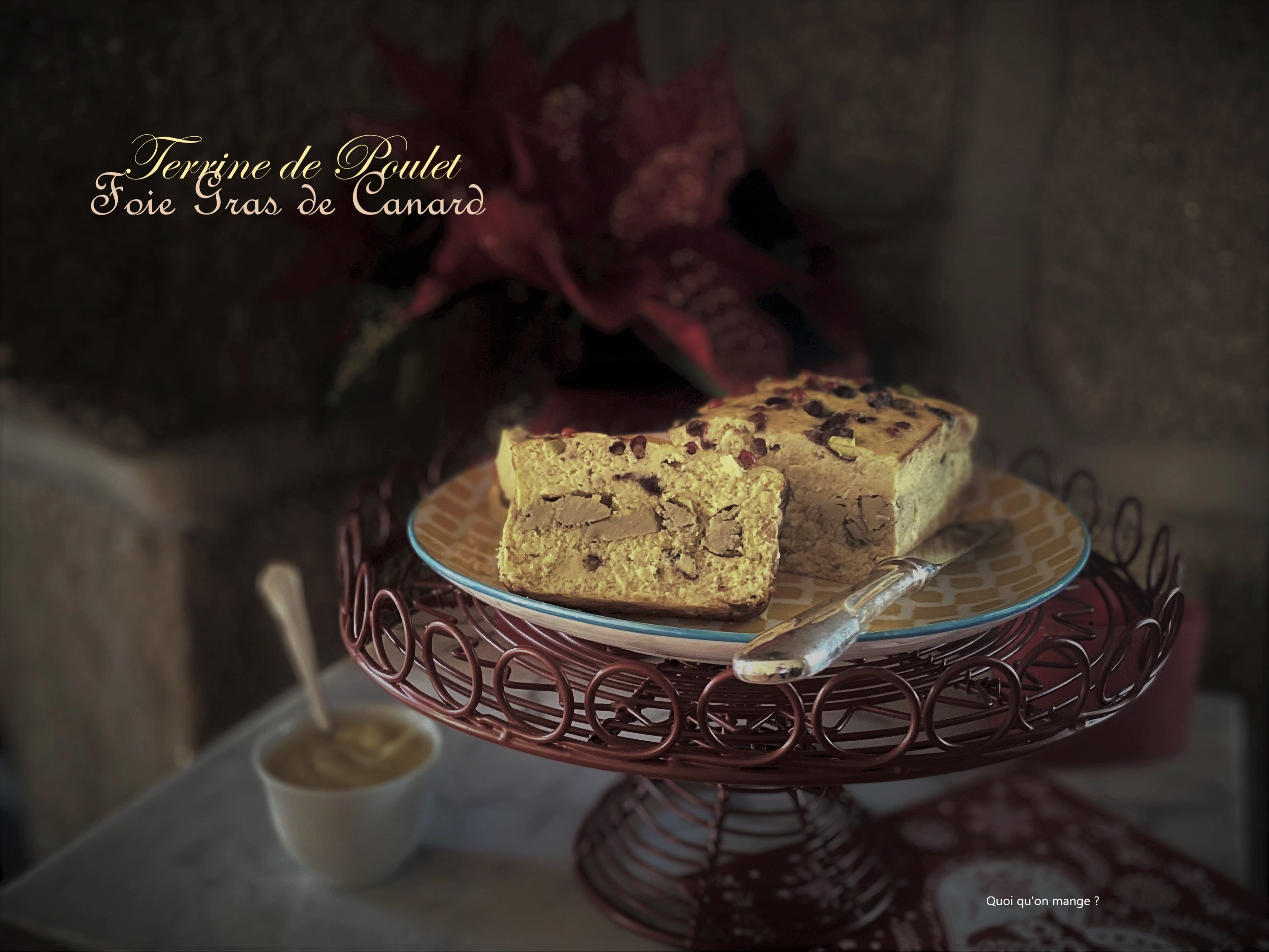 Terrine de poulet et foie gras de canard aux pistaches et baies&nbsp;roses