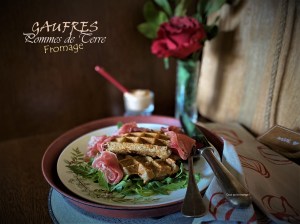 Gaufres de pommes de terre au fromage – sauce au pesto rouge
