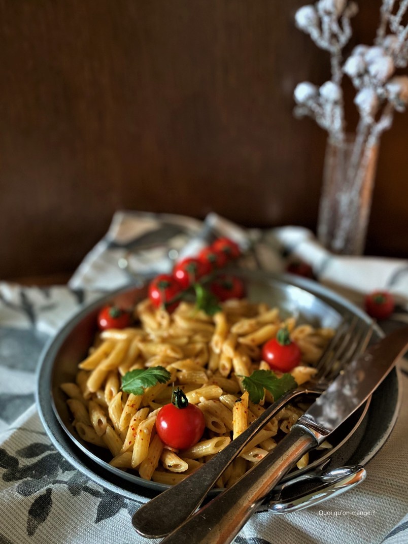 Penne à l'ail, épices, tomates et mozzarella