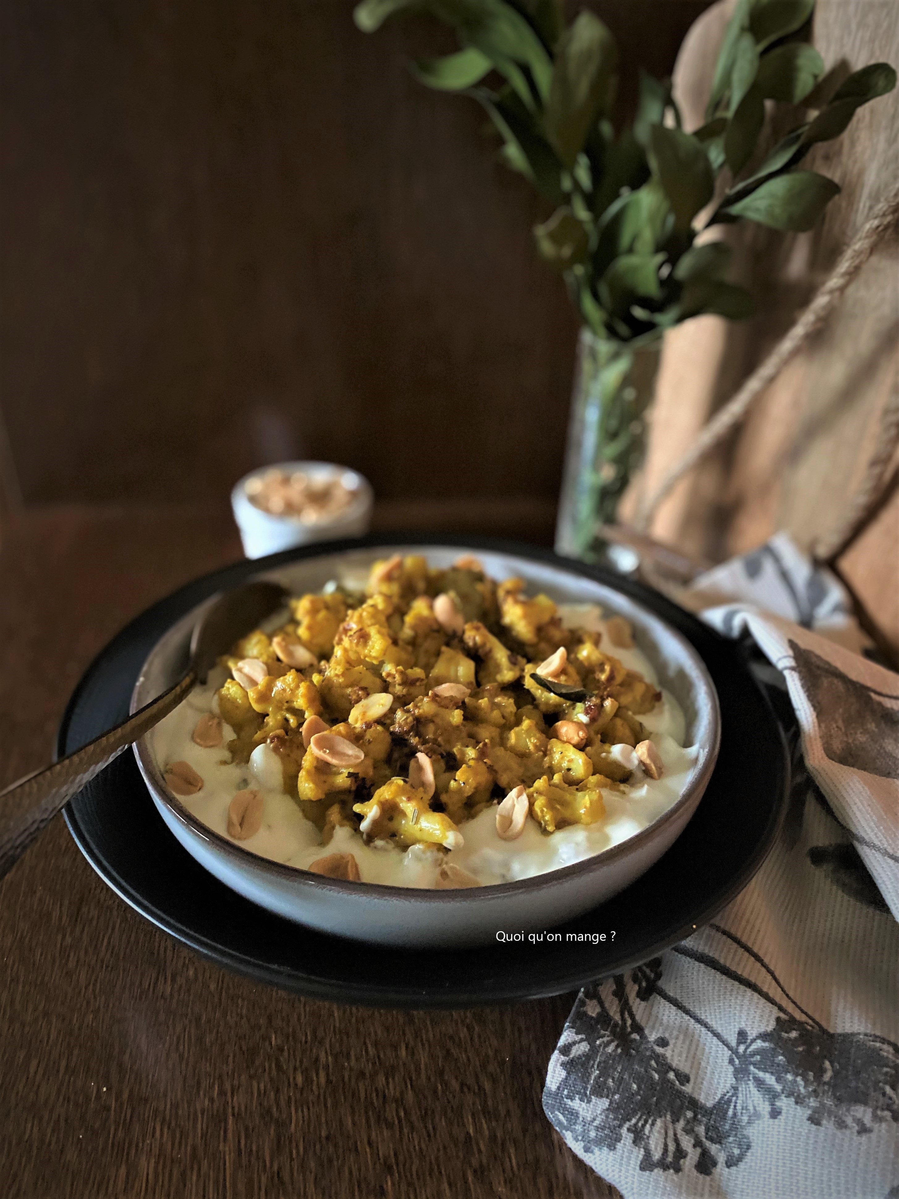 Chou-fleur rôti aux épices, lait de coco et cacahuètes